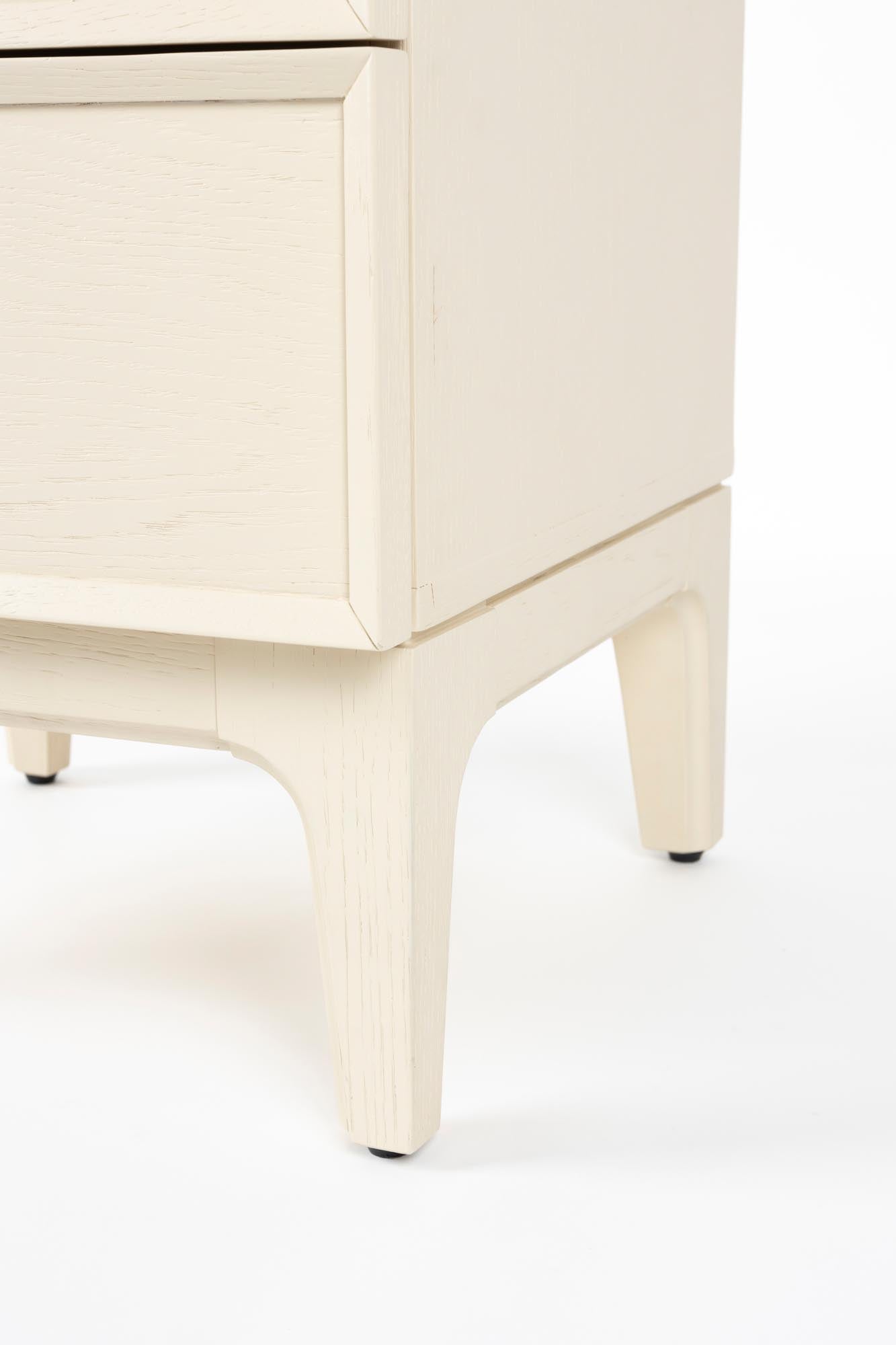 Moderner Beistelltisch aus Holz und Metall, ideal für stilvolle Wohnräume, kompakt, praktisch und elegant gestaltet.