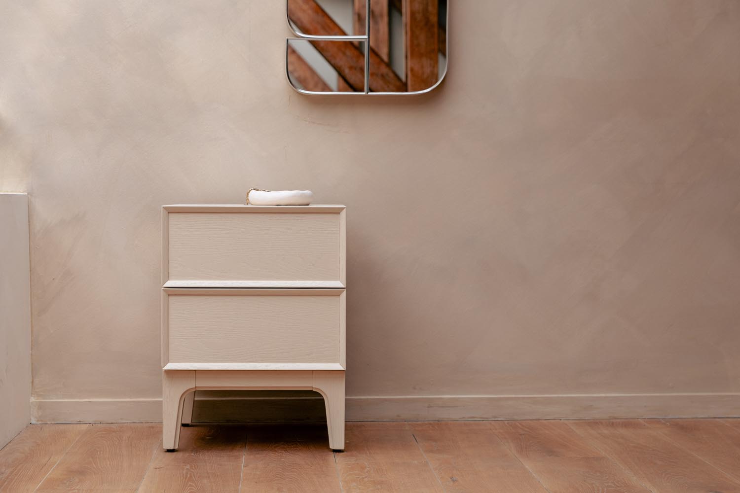 Moderner Beistelltisch aus Holz und Metall, ideal für stilvolle Wohnräume, kompakt, praktisch und elegant gestaltet.