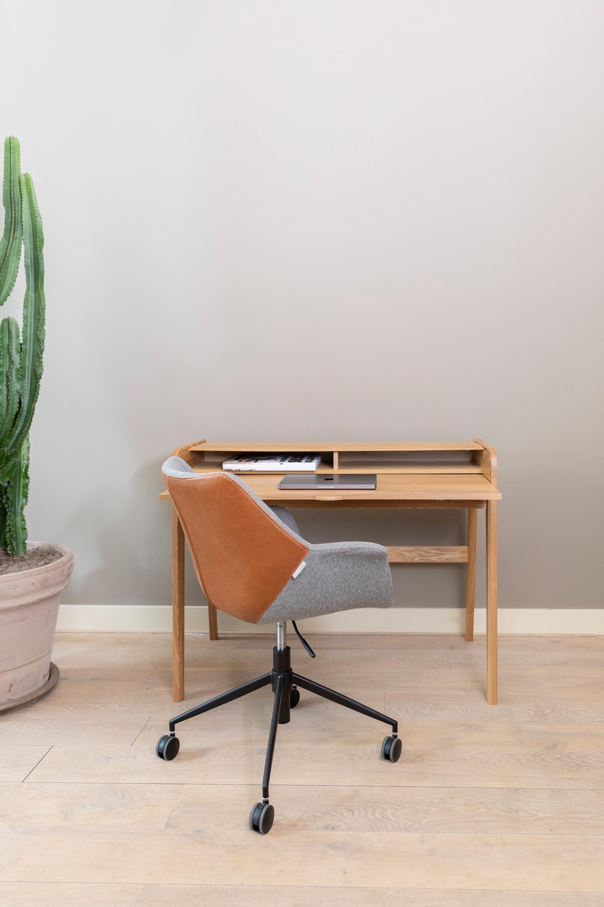 Bürotisch Barbier in Natur präsentiert im Onlineshop von KAQTU Design AG. Schreibtisch ist von Zuiver