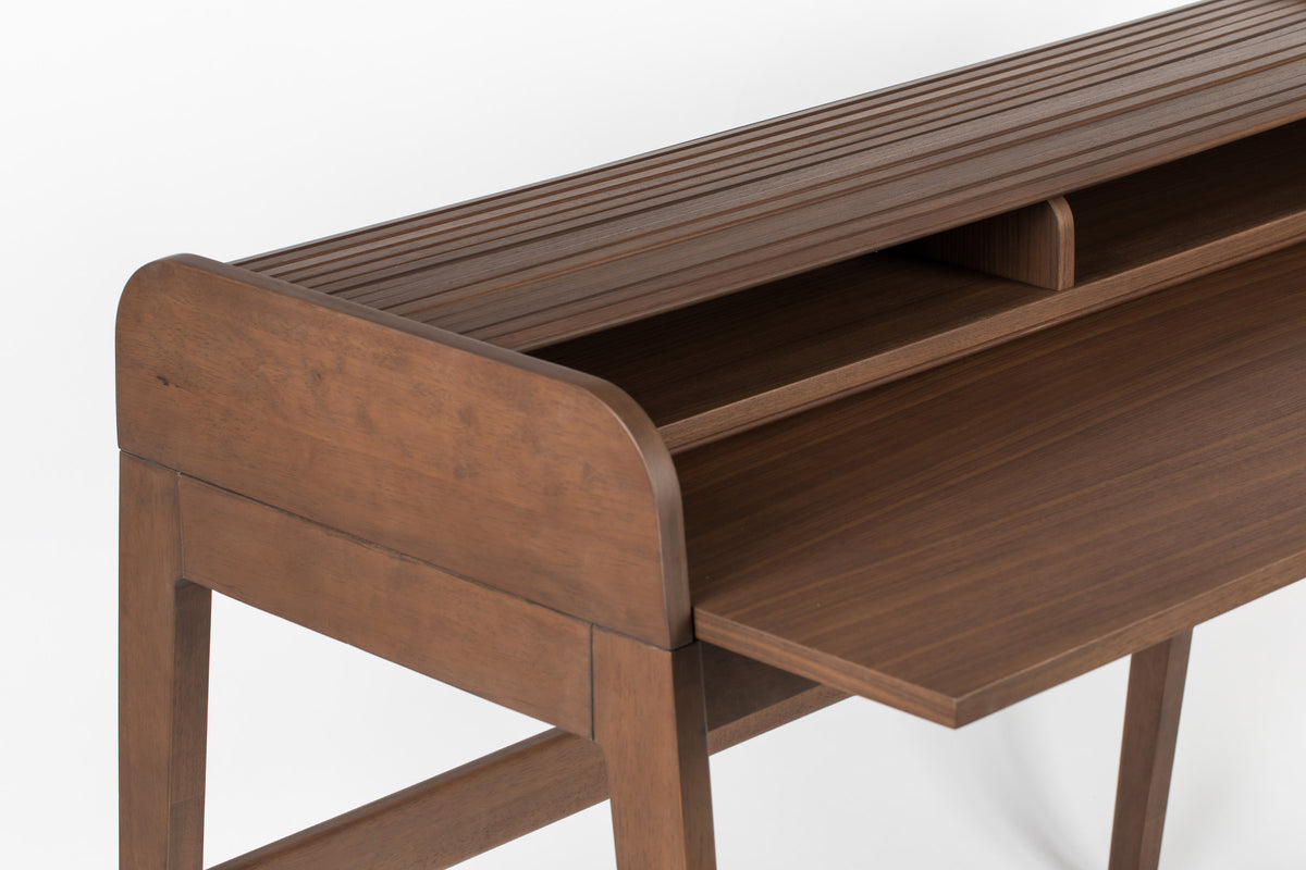 Bürotisch Barbier in Walnuss präsentiert im Onlineshop von KAQTU Design AG. Schreibtisch ist von Zuiver