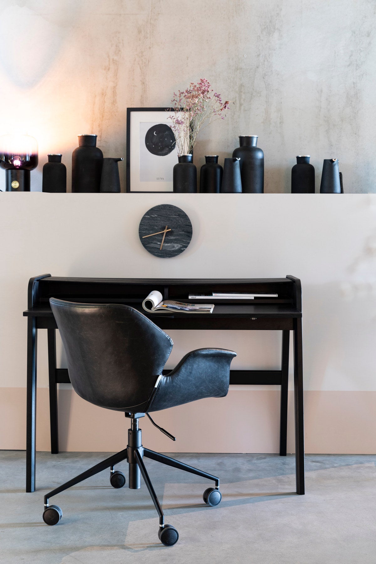 Bürotisch Barbier in Schwarz präsentiert im Onlineshop von KAQTU Design AG. Schreibtisch ist von Zuiver