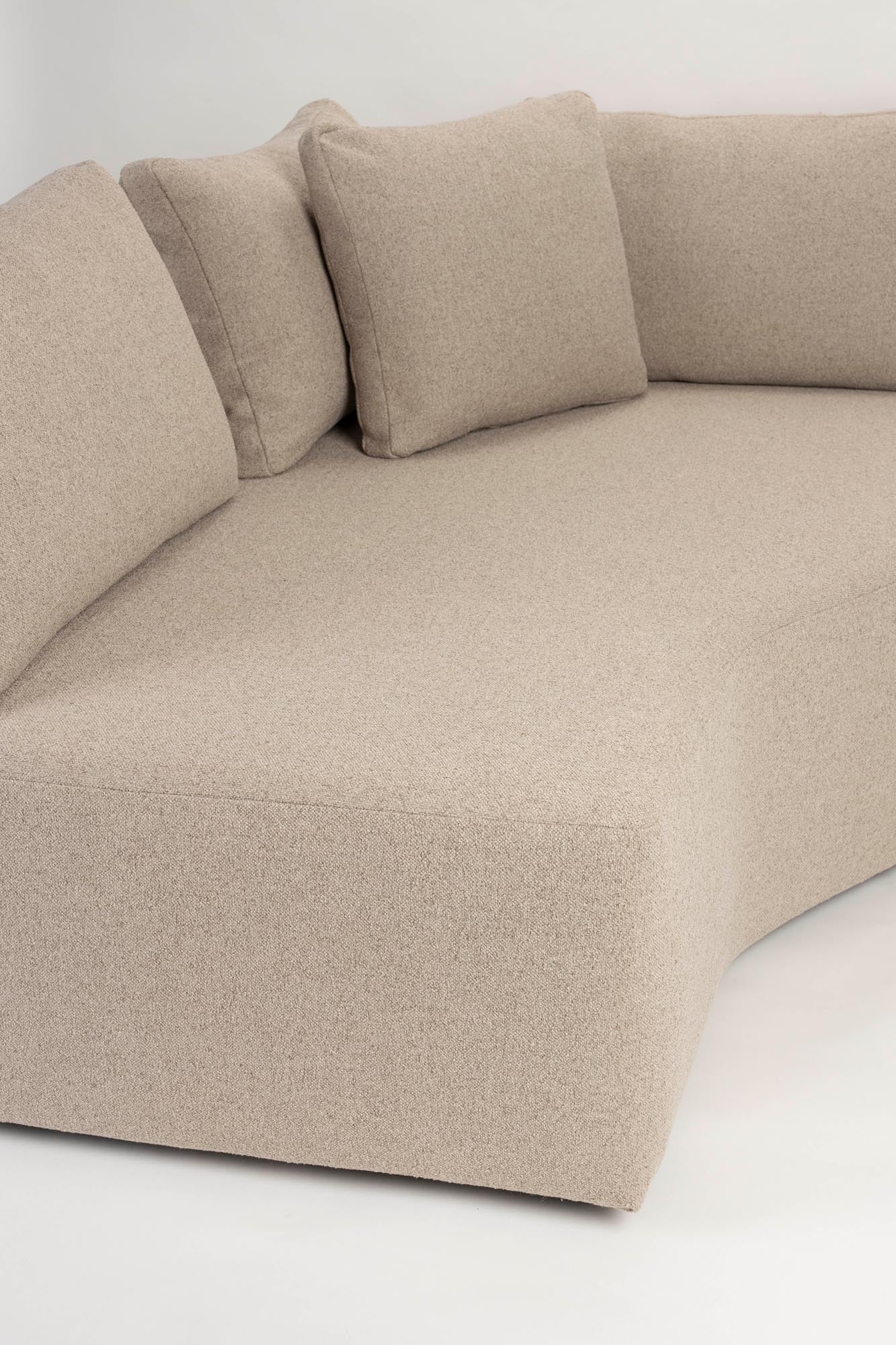 Das Sofa Prosper Chaise Longue Left von Zuiver bietet stilvolles Design, hohen Komfort und exzellente Verarbeitung.