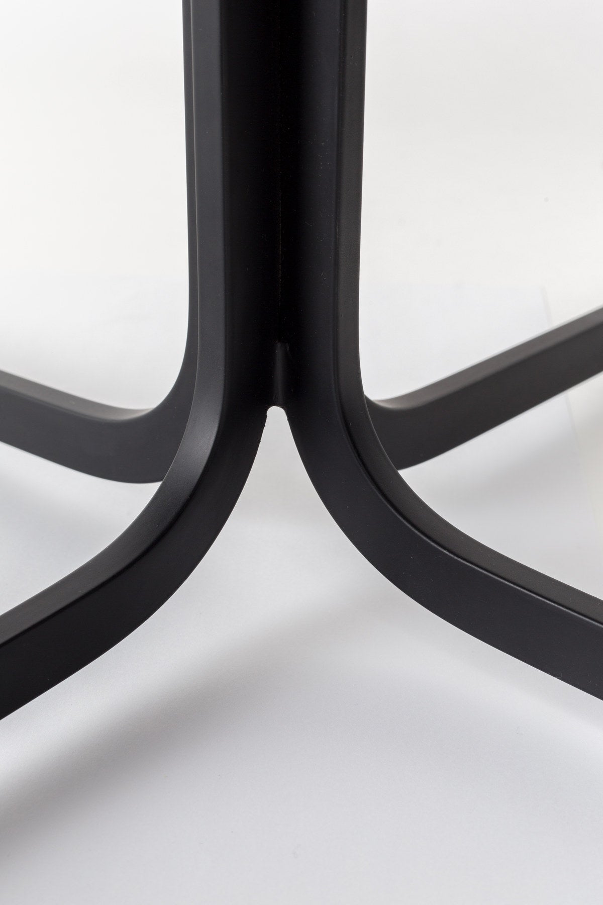 Lounge Sessel Nikki in Schwarz präsentiert im Onlineshop von KAQTU Design AG. Sessel mit Armlehnen ist von Zuiver