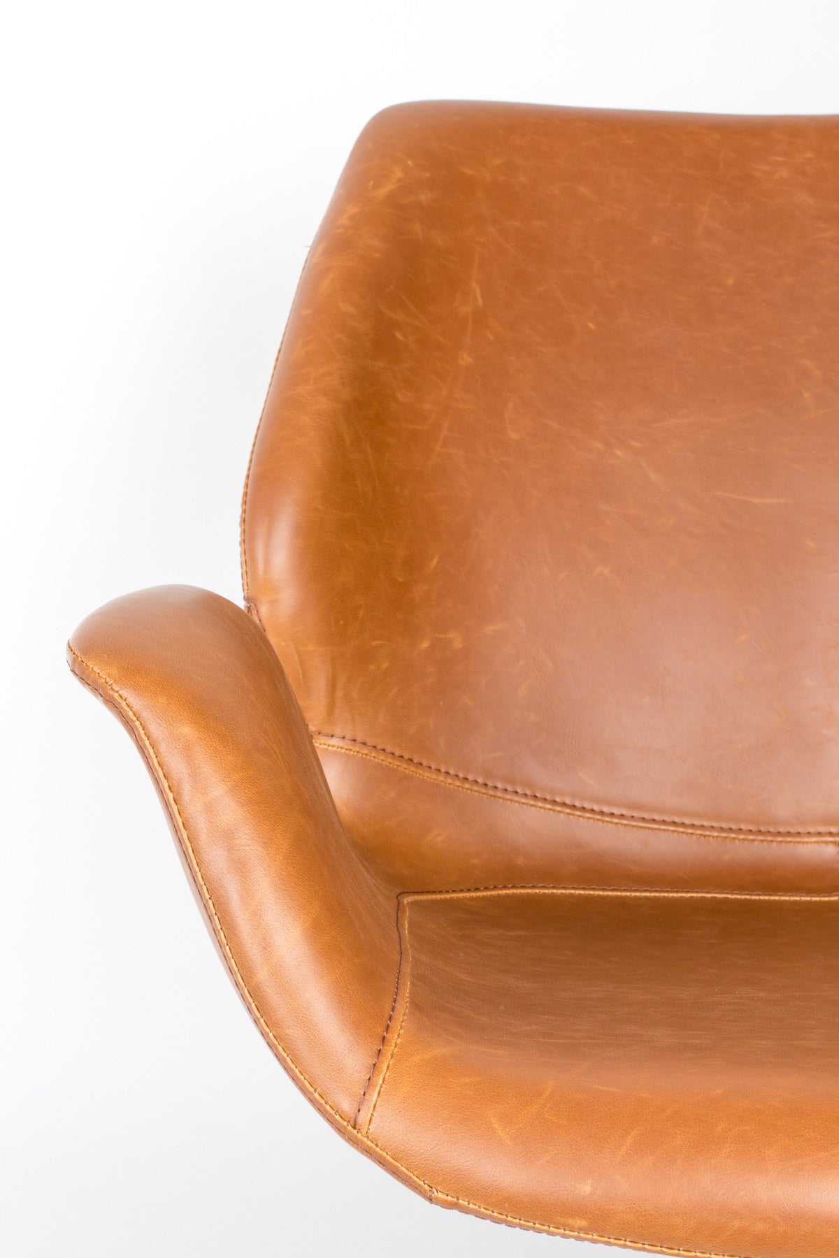 Lounge Sessel Nikki in Braun präsentiert im Onlineshop von KAQTU Design AG. Sessel mit Armlehnen ist von Zuiver