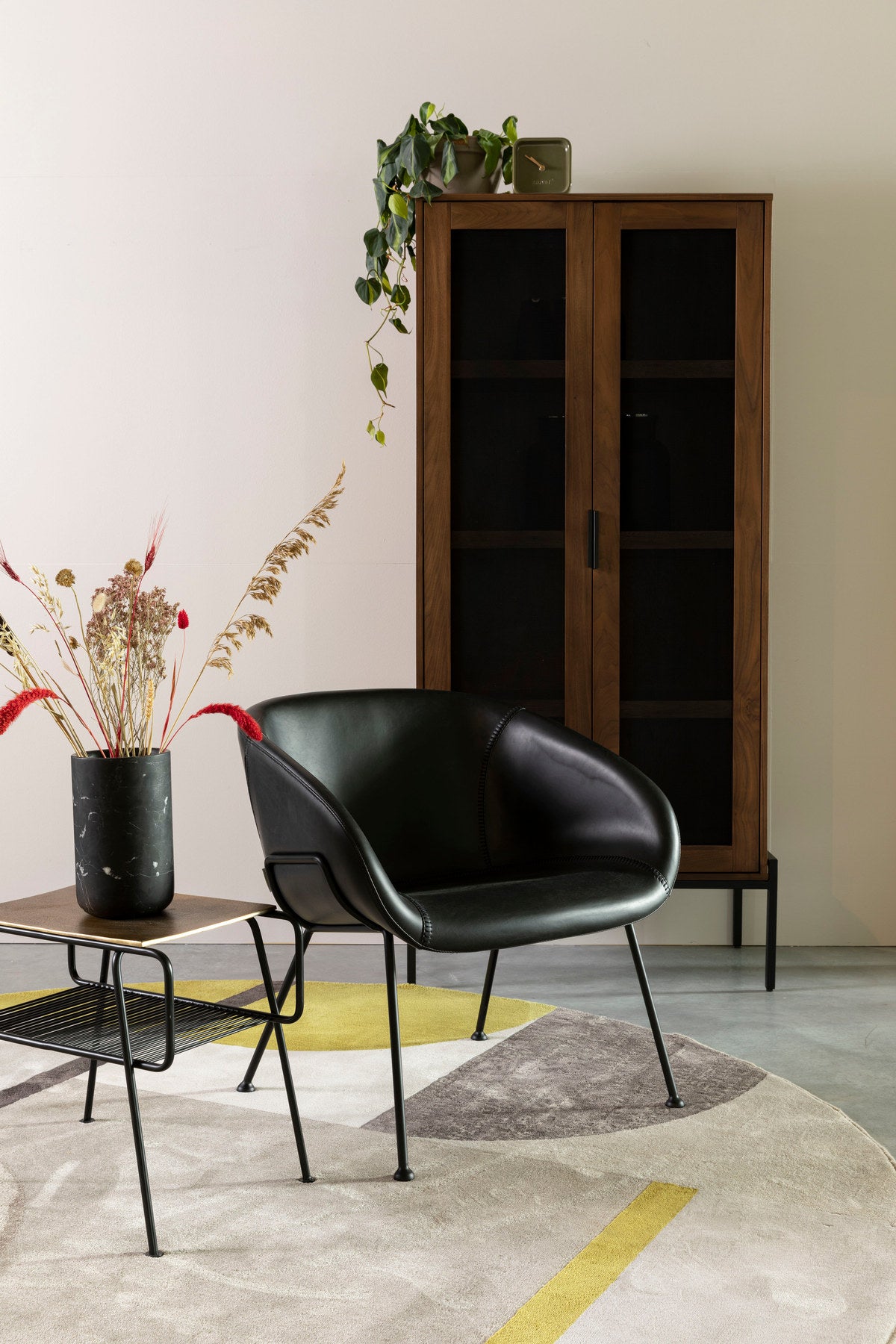 Lounge Sessel Feston in Schwarz präsentiert im Onlineshop von KAQTU Design AG. Sessel mit Armlehnen ist von Zuiver