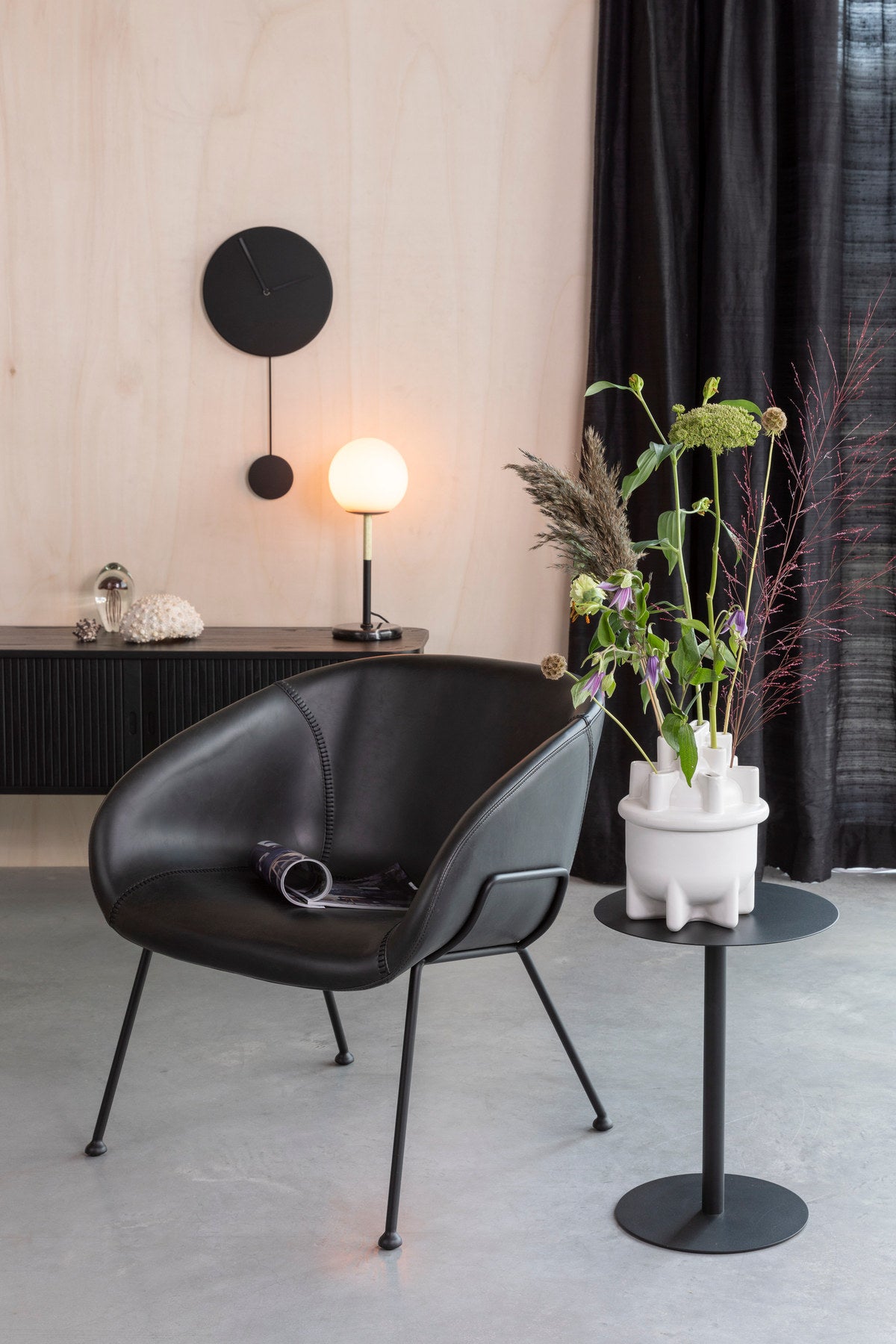 Lounge Sessel Feston in Schwarz präsentiert im Onlineshop von KAQTU Design AG. Sessel mit Armlehnen ist von Zuiver
