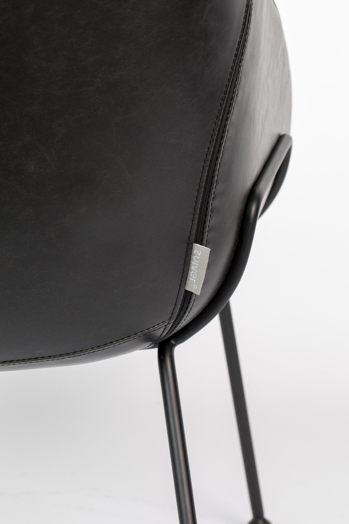 Lounge Sessel Feston in Schwarz präsentiert im Onlineshop von KAQTU Design AG. Sessel mit Armlehnen ist von Zuiver