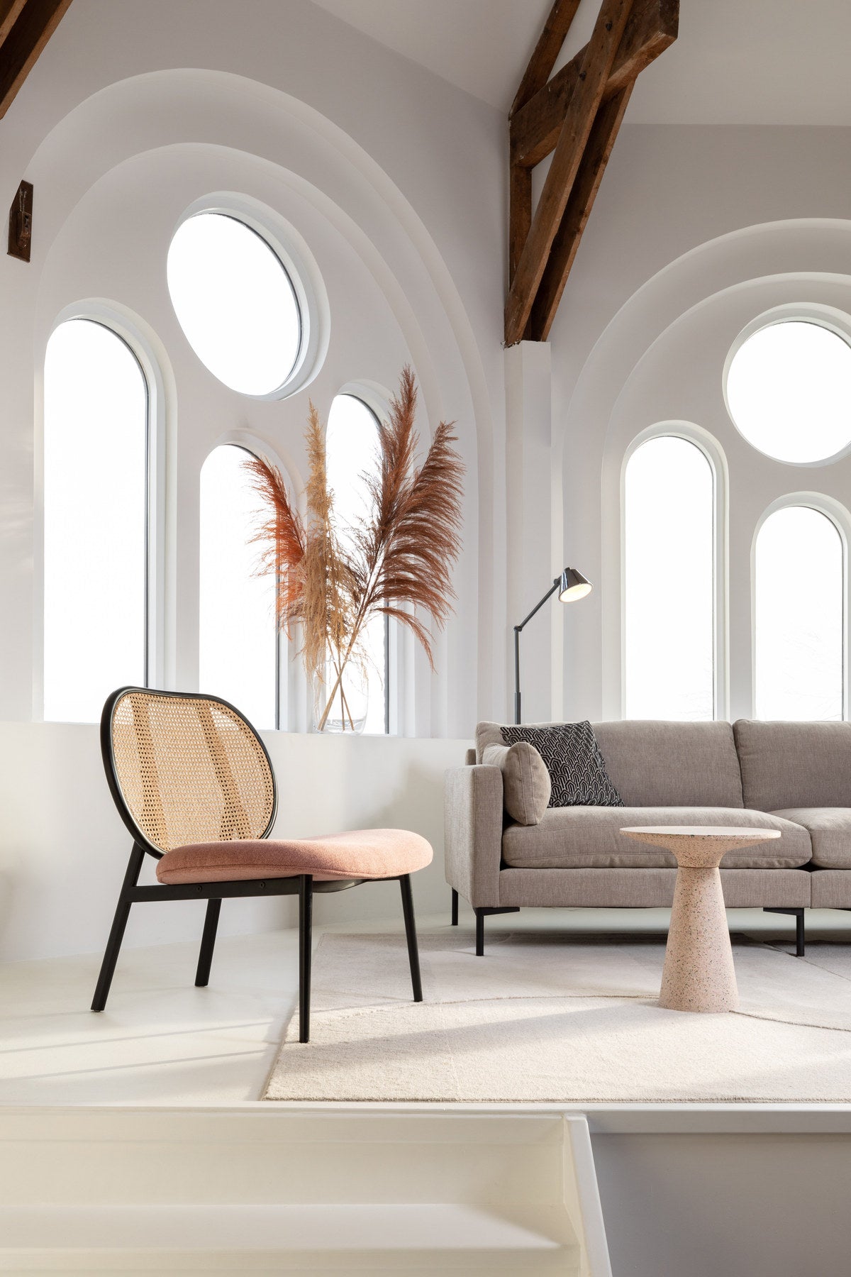 Lounge Sessel Spike in Natur/Pink präsentiert im Onlineshop von KAQTU Design AG. Sessel ist von Zuiver