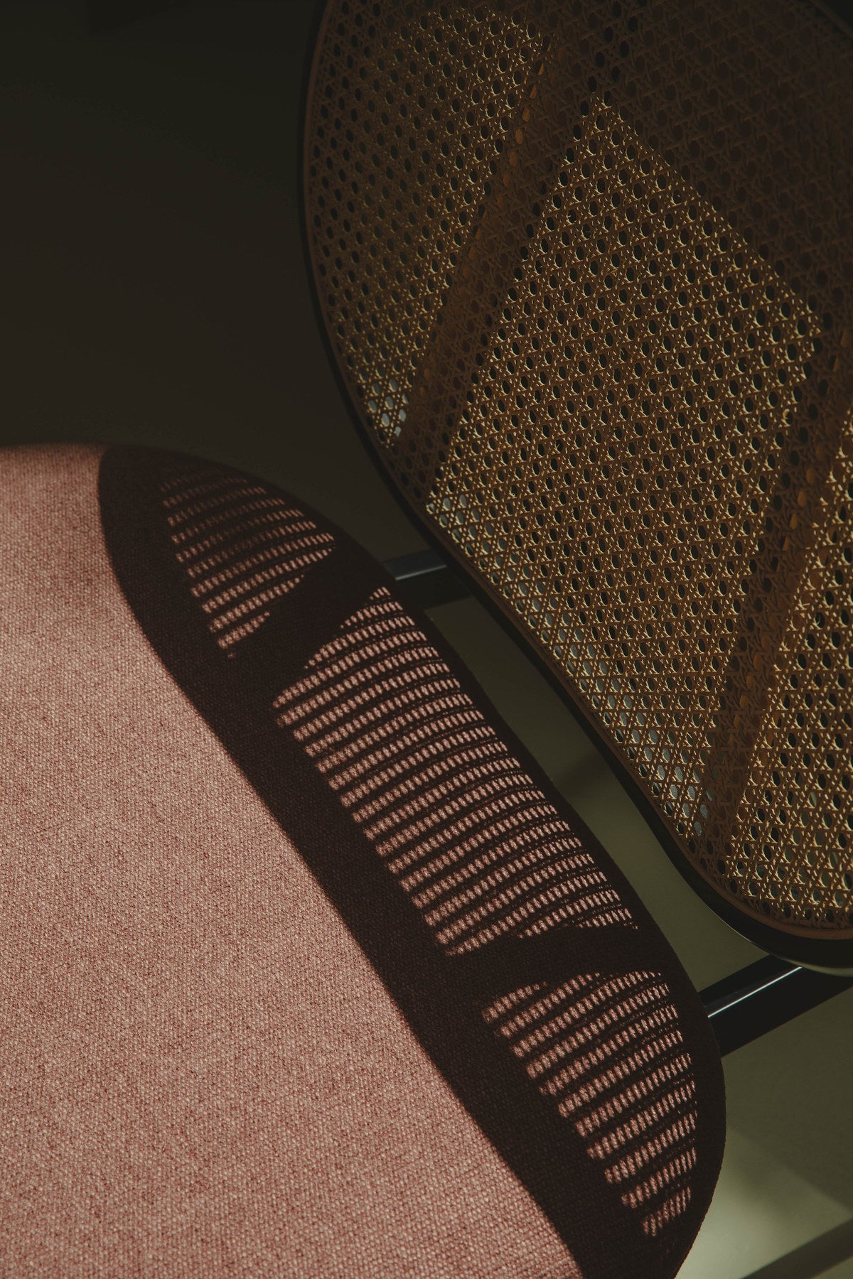 Lounge Sessel Spike in Natur/Pink präsentiert im Onlineshop von KAQTU Design AG. Sessel ist von Zuiver