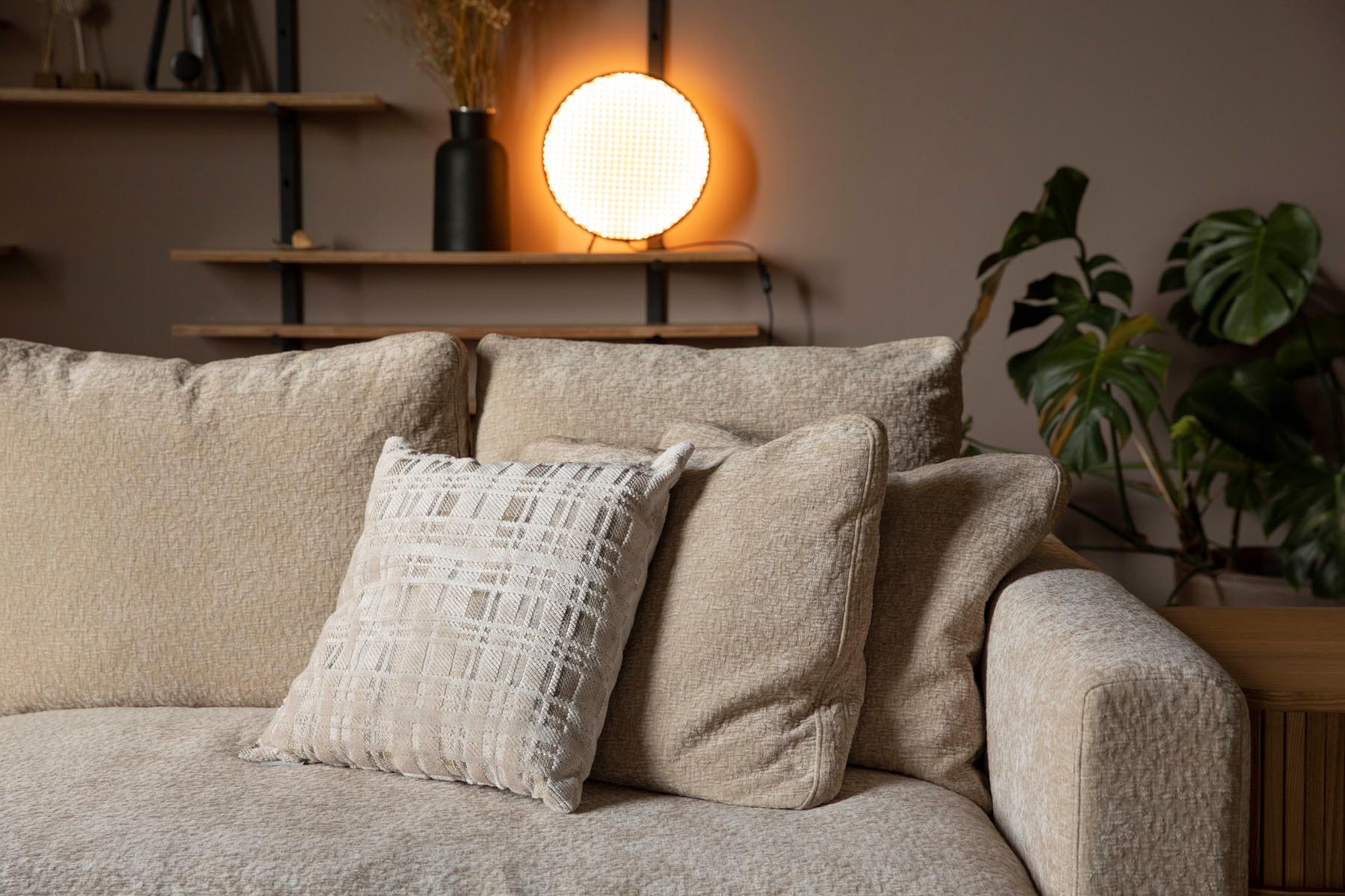 Elegantes 3-Sitzer Sofa Sense von Zuiver in natürlichem Design, ideal für stilvolle Wohnräume und gemütliche Abende.