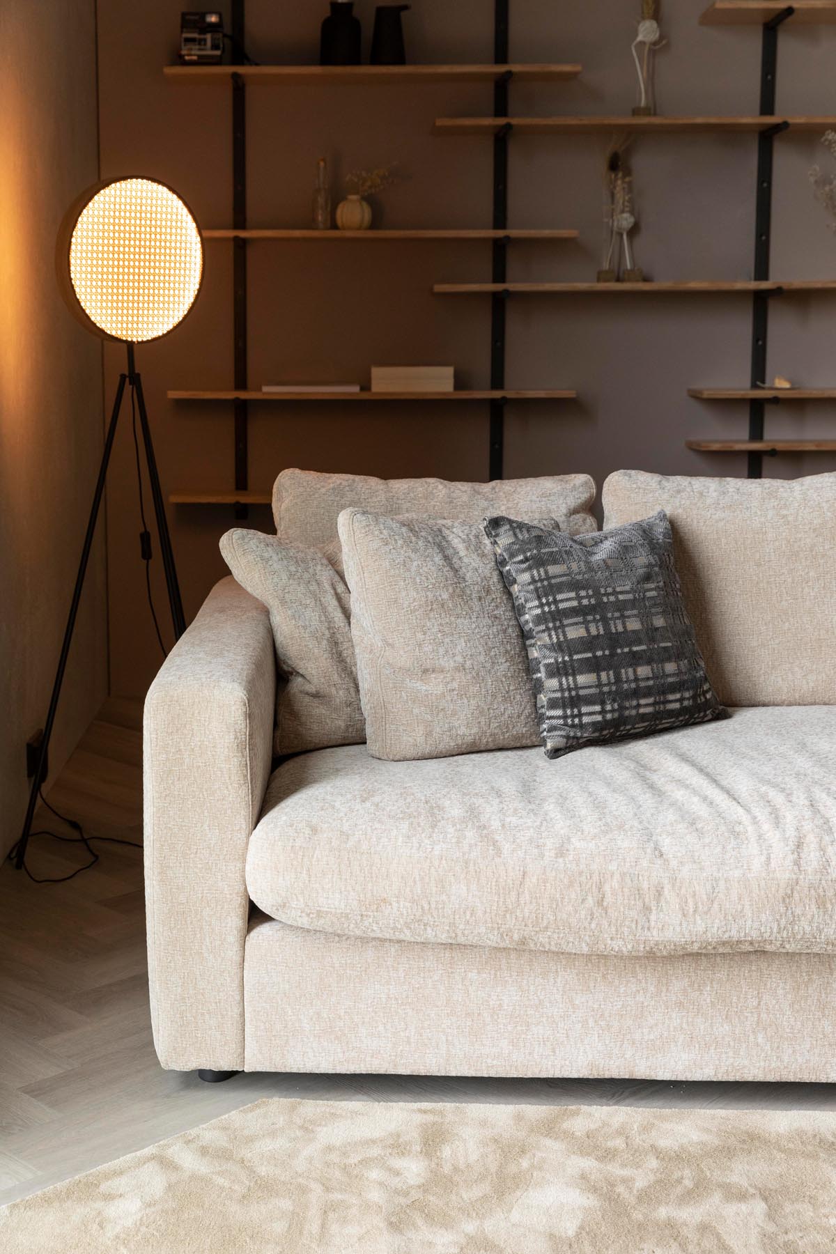 Modernes 3-Sitzer Sofa Sense von Zuiver, das mit seinem minimalistischen Stil und komfortablen Sitzflächen jeden Raum aufwertet.