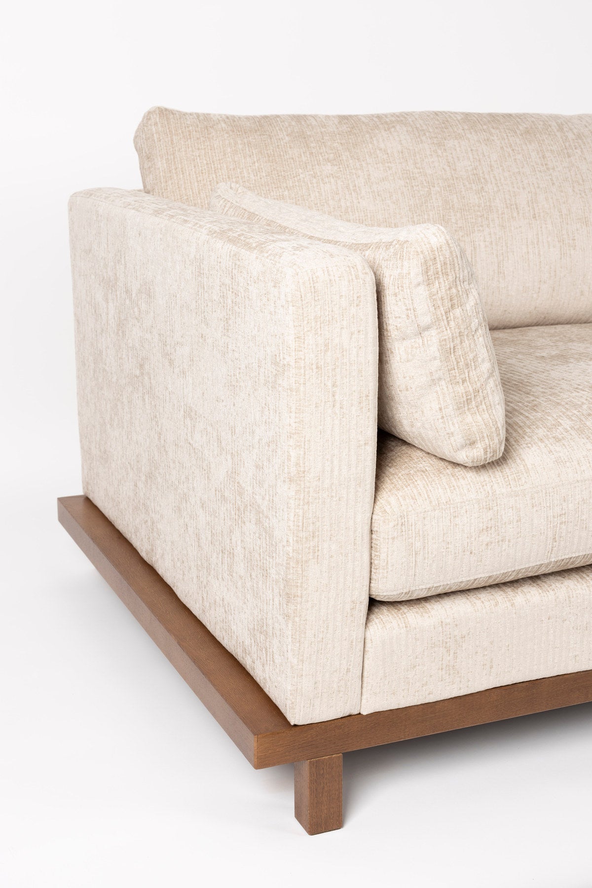 Sofa Blossom 3-Sitzer in Creme präsentiert im Onlineshop von KAQTU Design AG. 3er Sofa ist von Zuiver