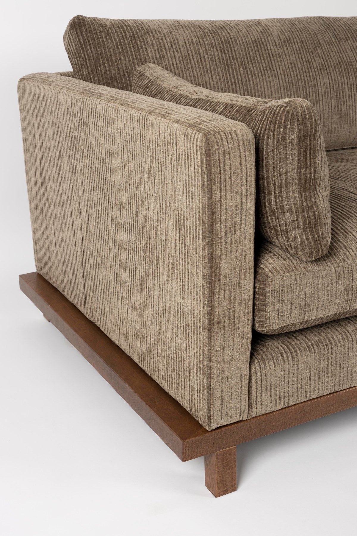 Sofa Blossom 3-Sitzer in Braun präsentiert im Onlineshop von KAQTU Design AG. 3er Sofa ist von Zuiver