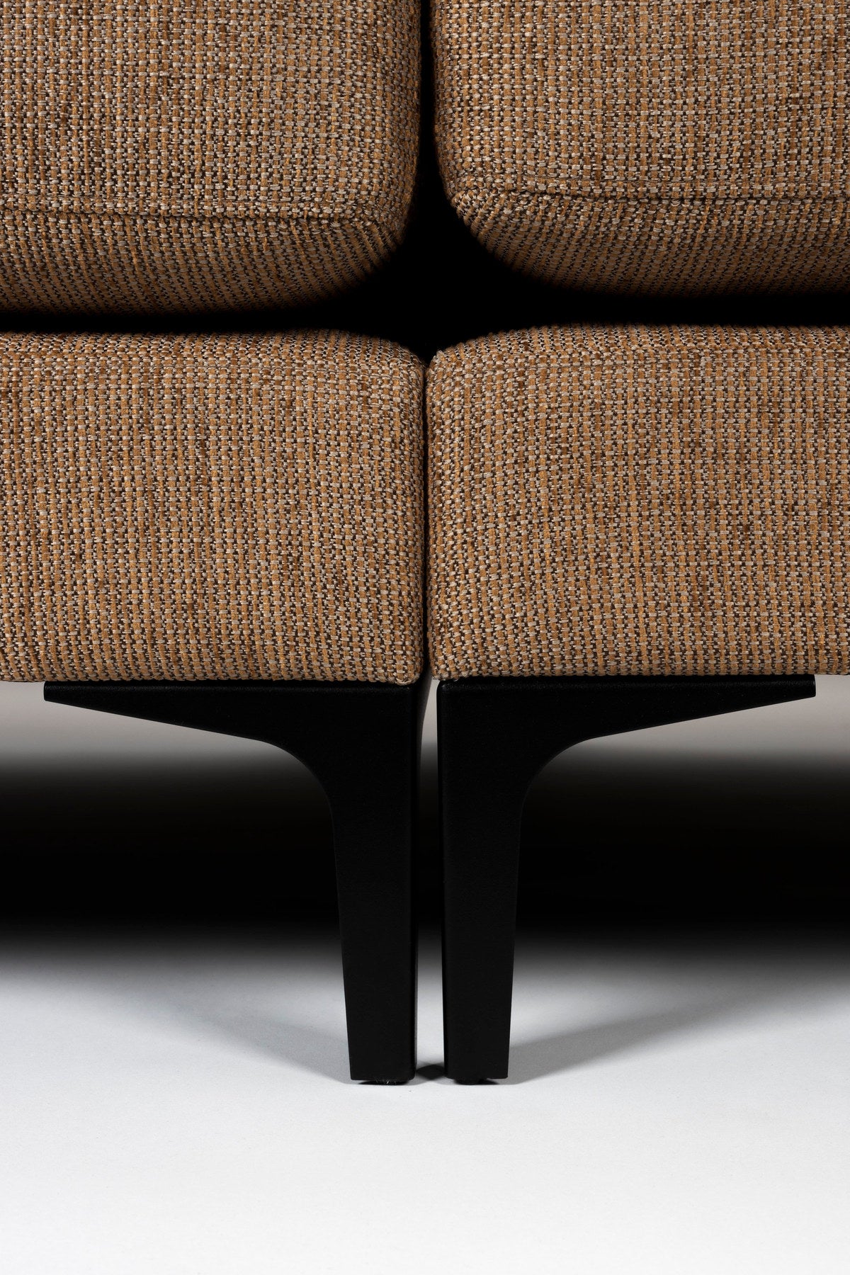 Sofa Balcony 3 Sitzer in Braun präsentiert im Onlineshop von KAQTU Design AG. 3er Sofa ist von Zuiver