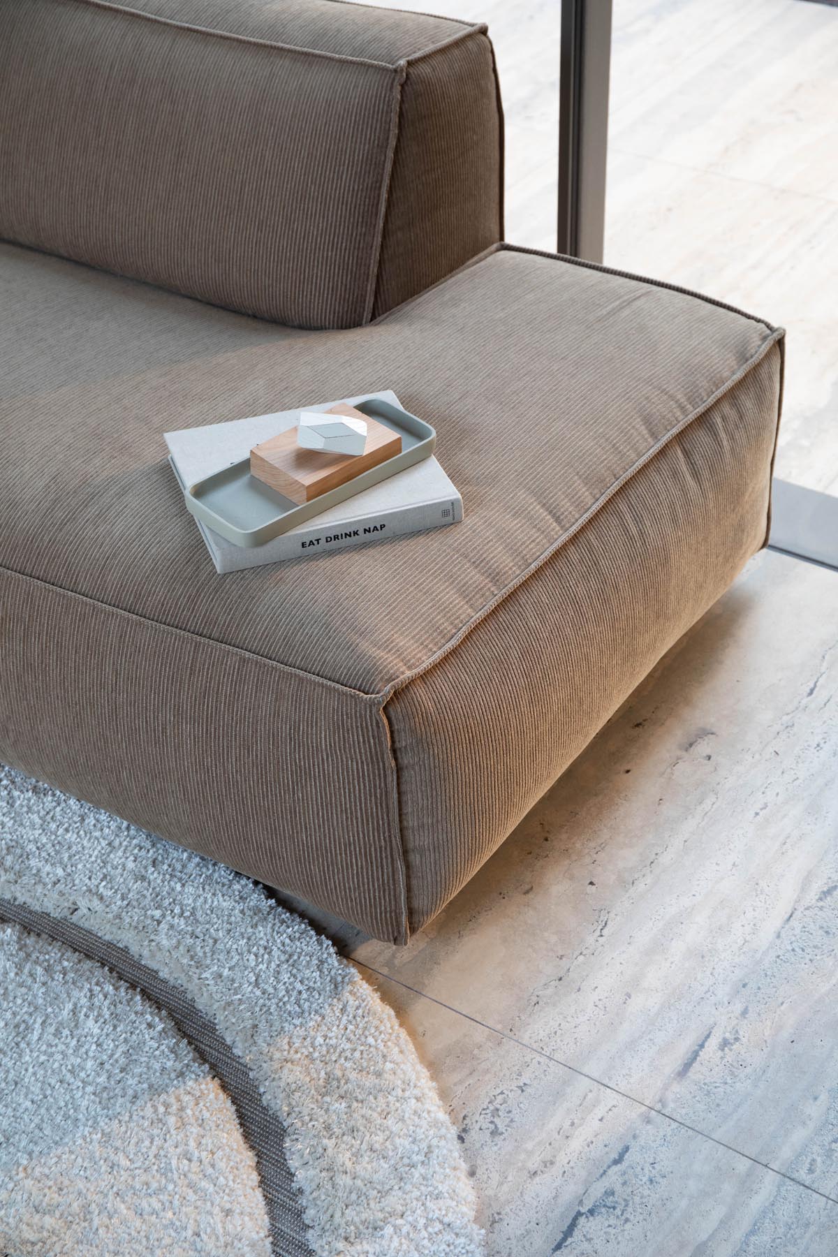 SOFA FAT FREDDY rechts in Braun präsentiert im Onlineshop von KAQTU Design AG. Ecksofa rechts ist von Zuiver