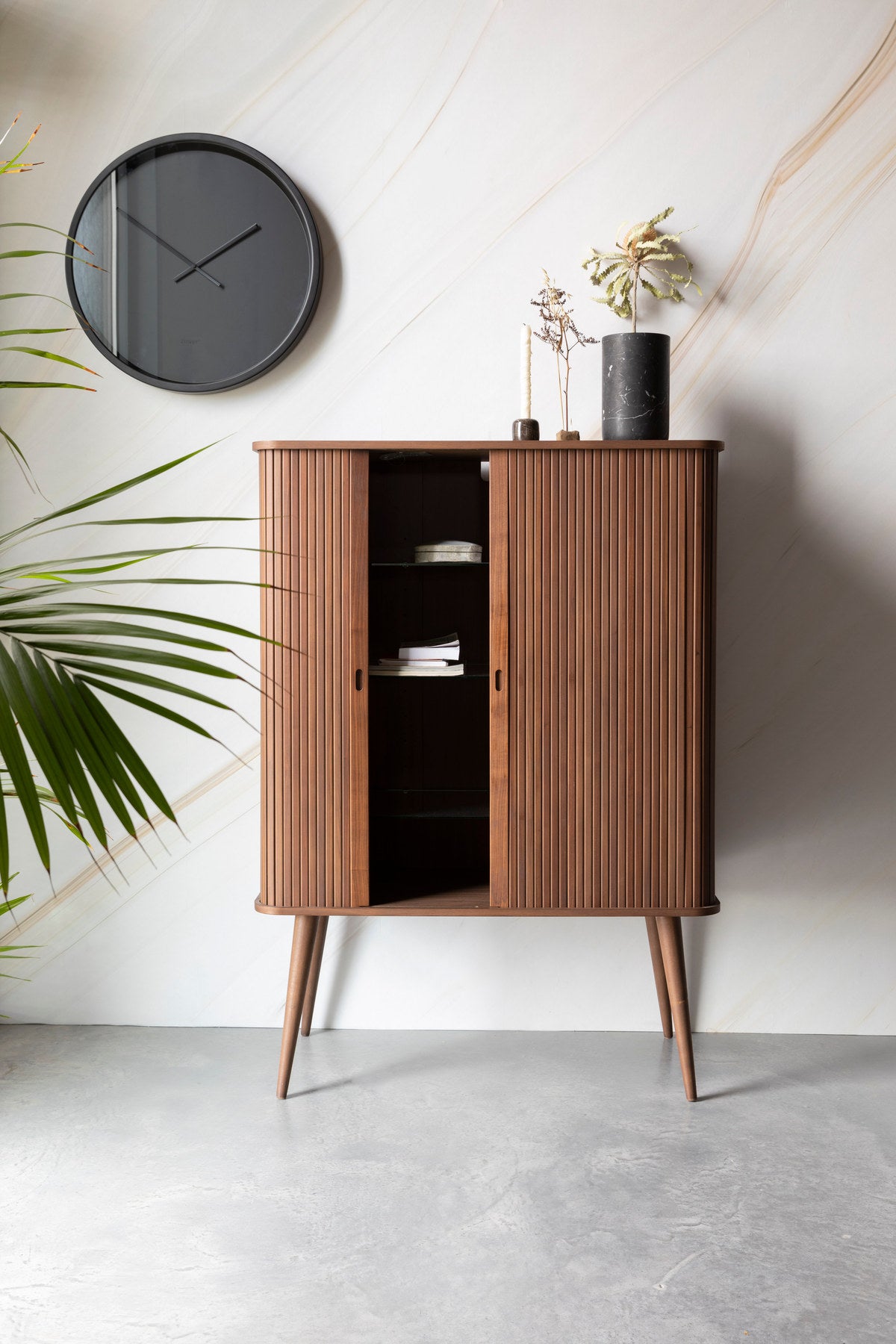 Sideboard Barbier von Zuiver mit Holzfurnier, Lamellen-Schiebetüren und Beinen