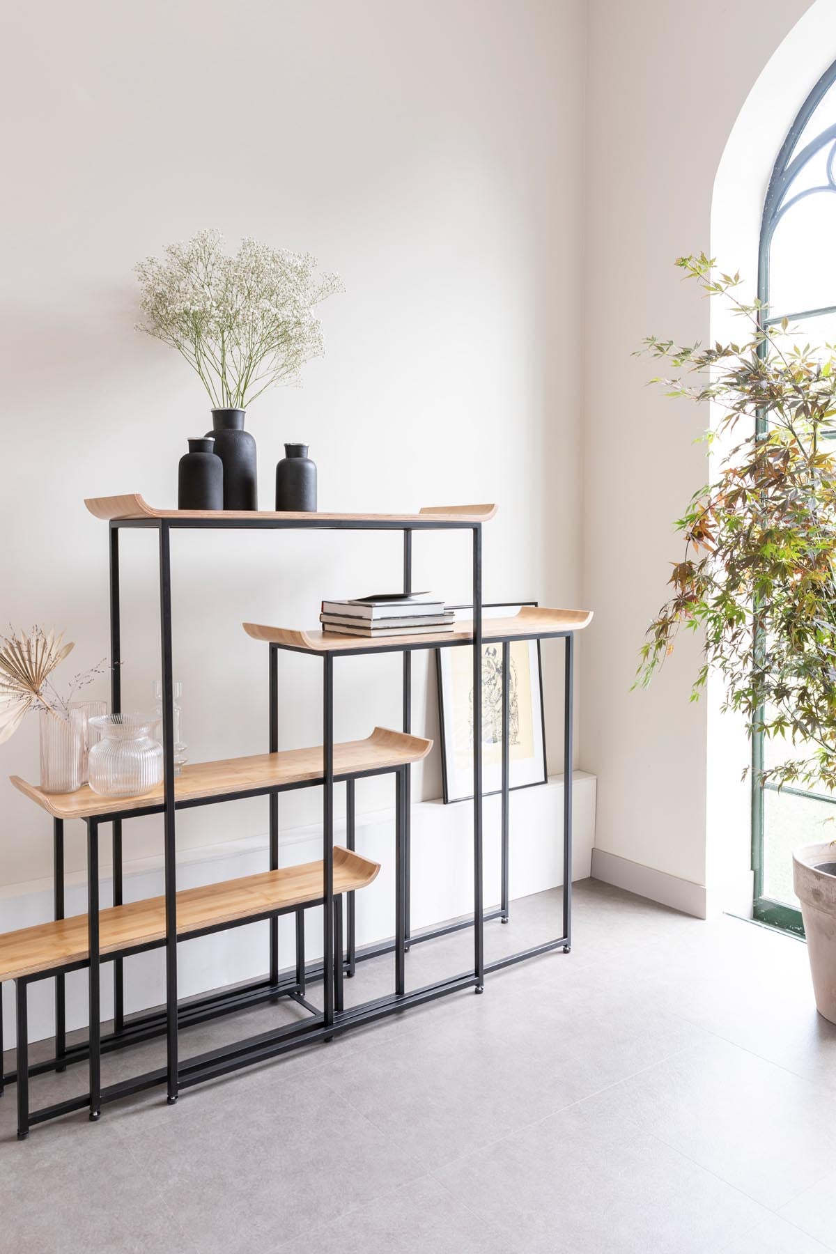 Regal FLODKA in Schwarz präsentiert im Onlineshop von KAQTU Design AG. Standregal ist von Zuiver