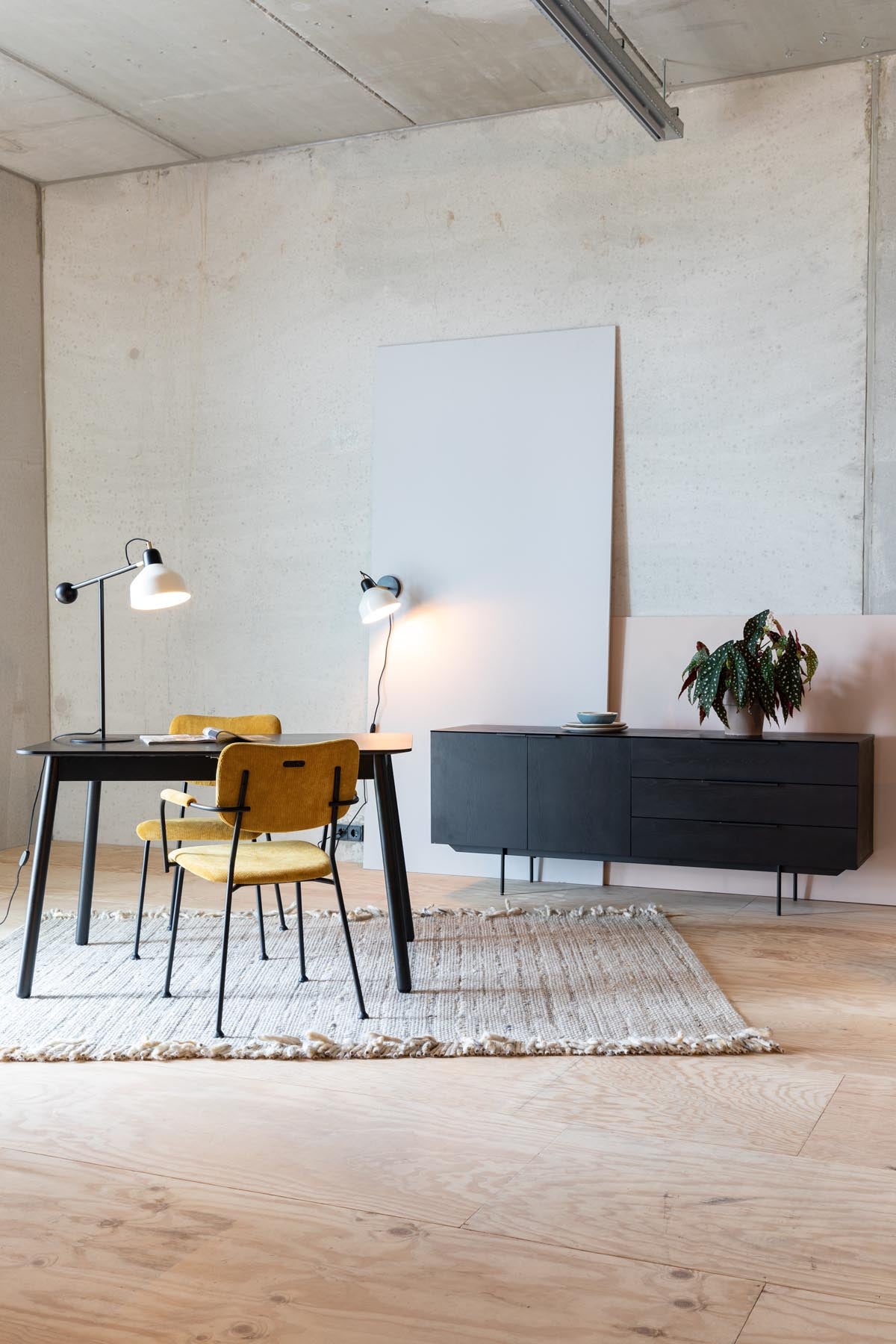 Sideboard Travis in Schwarz präsentiert im Onlineshop von KAQTU Design AG. Sideboard ist von Zuiver