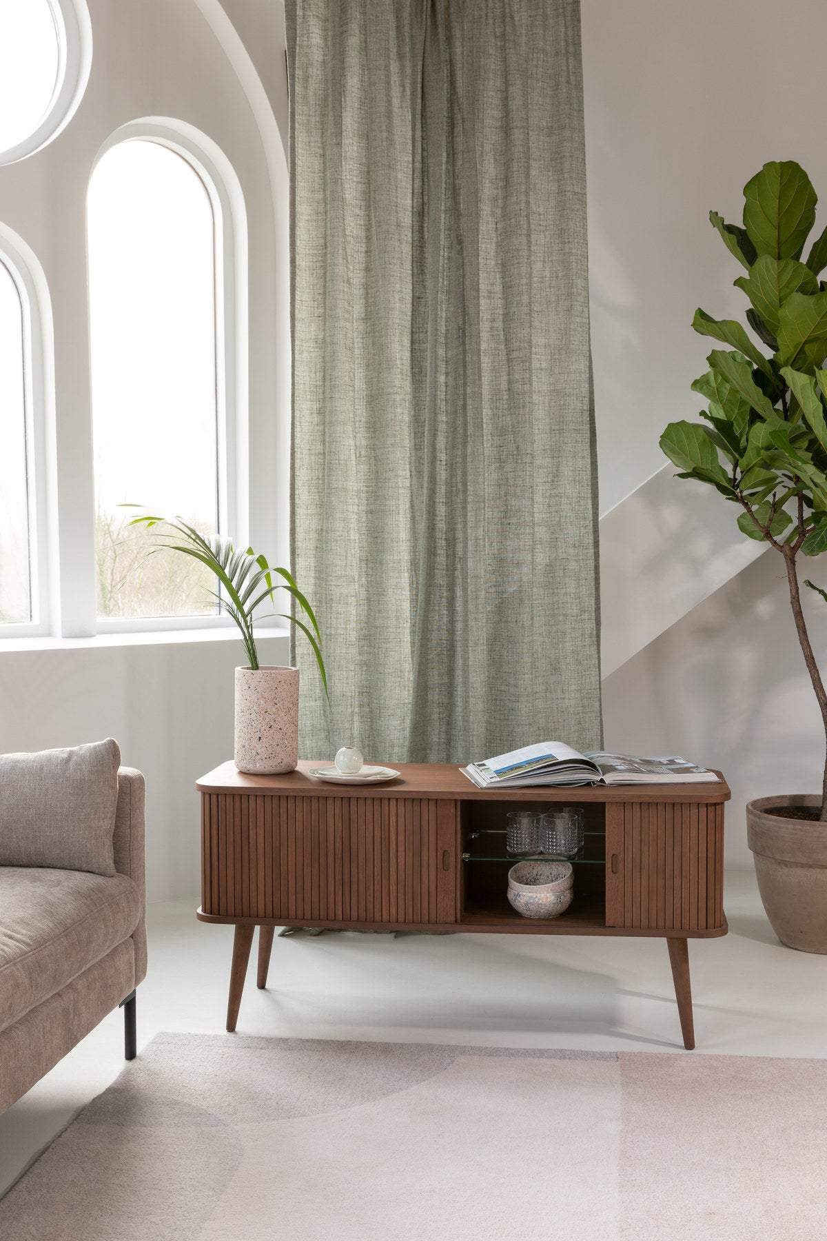Sideboard Barbier in Walnuss präsentiert im Onlineshop von KAQTU Design AG. High-Sideboard ist von Zuiver