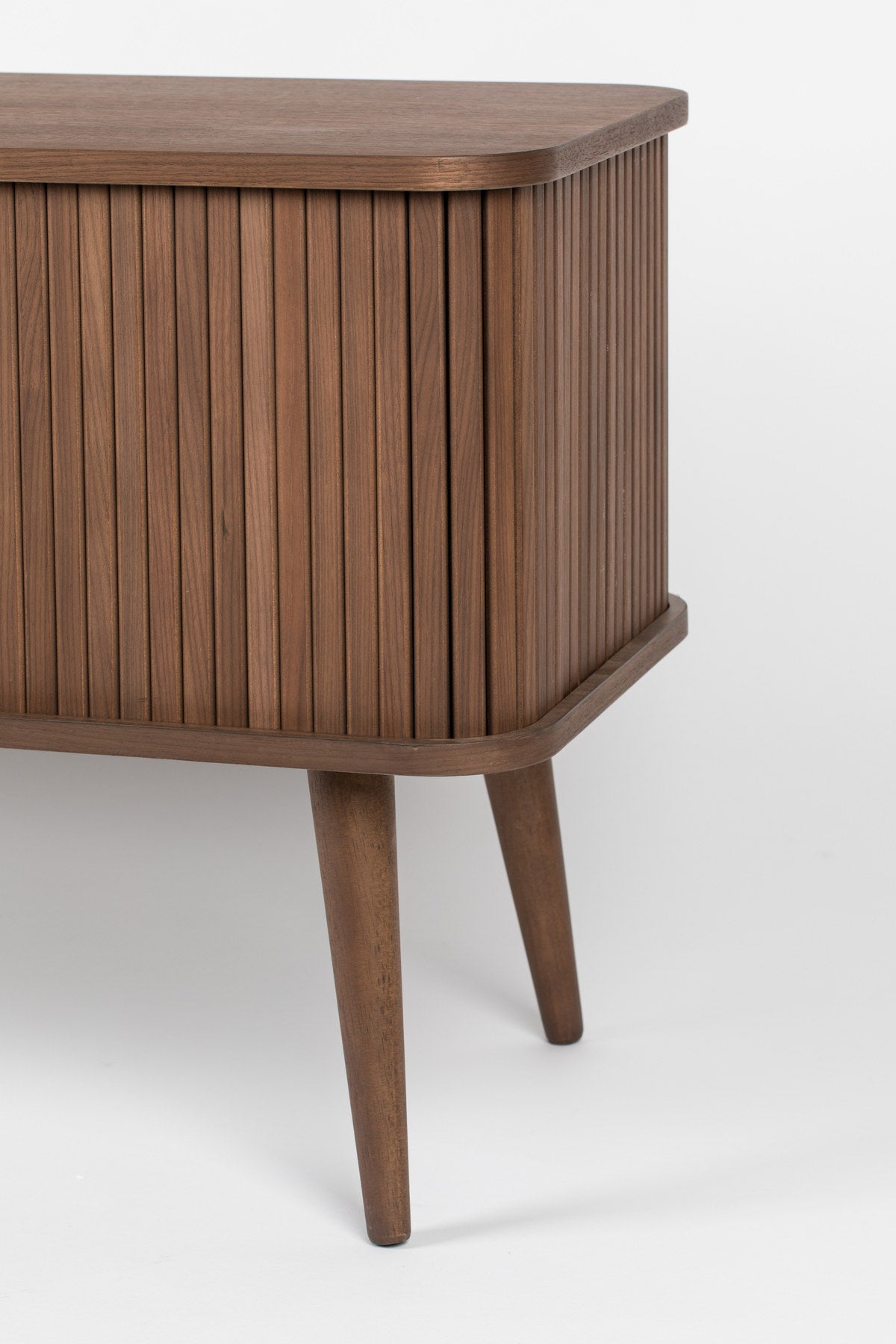 Sideboard Barbier in Walnuss präsentiert im Onlineshop von KAQTU Design AG. High-Sideboard ist von Zuiver