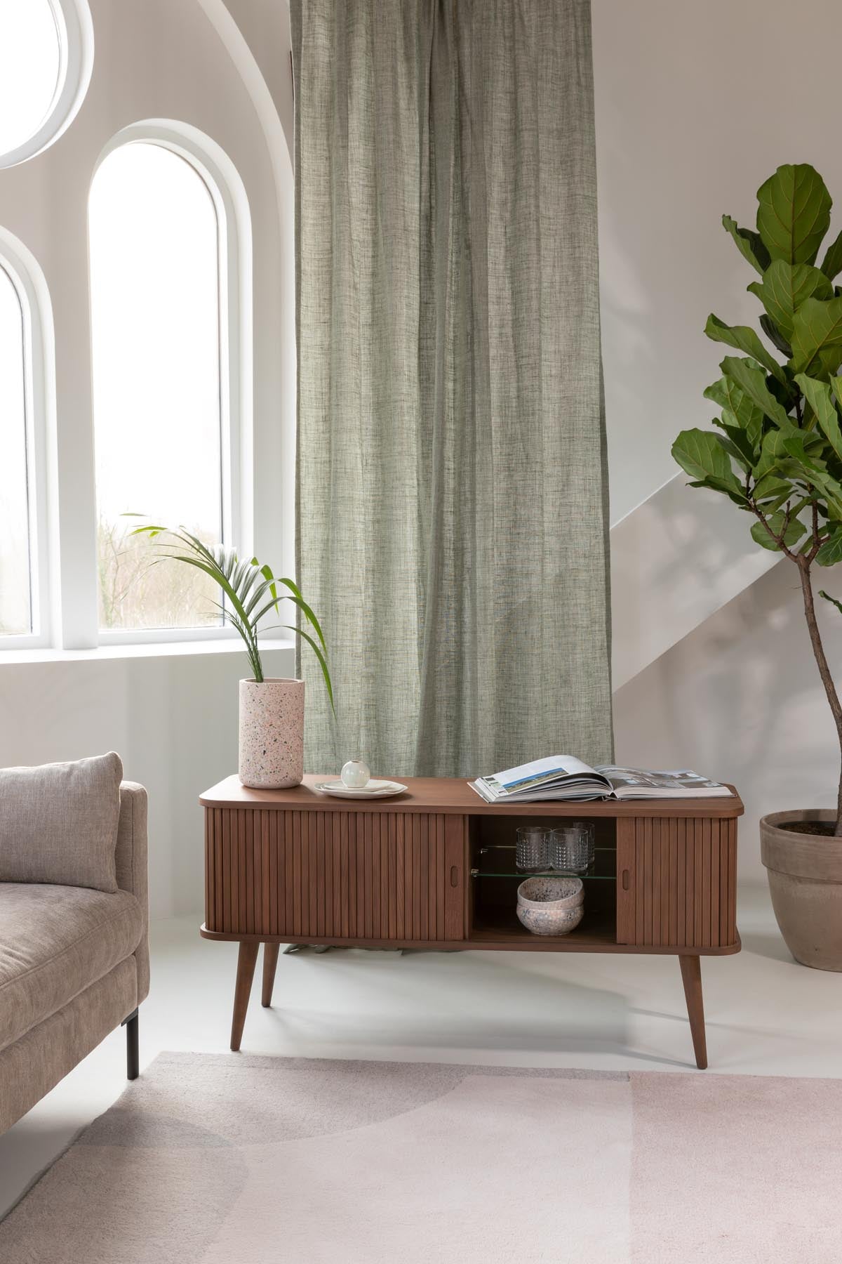 Sideboard Barbier in Walnuss präsentiert im Onlineshop von KAQTU Design AG. High-Sideboard ist von Zuiver