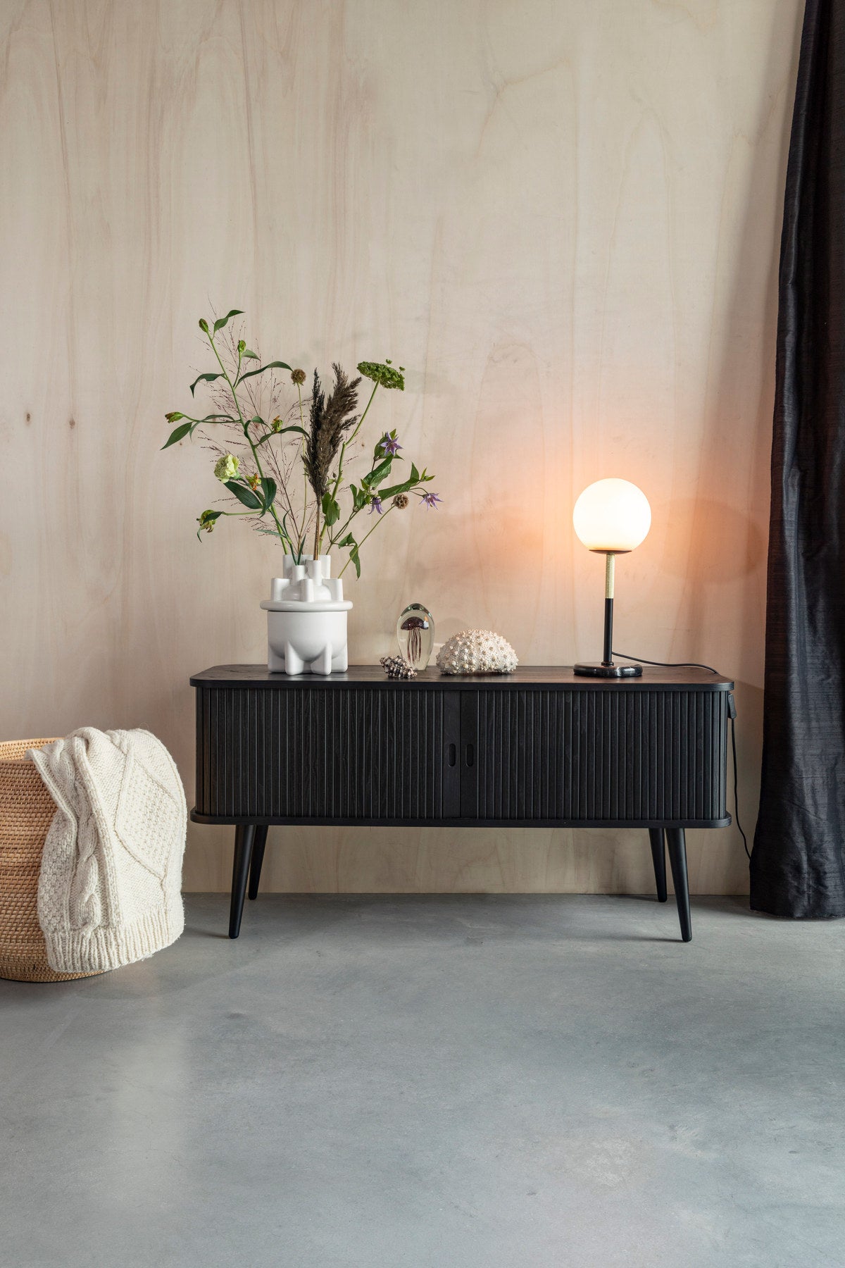 Sideboard Barbier in Schwarz präsentiert im Onlineshop von KAQTU Design AG. High-Sideboard ist von Zuiver