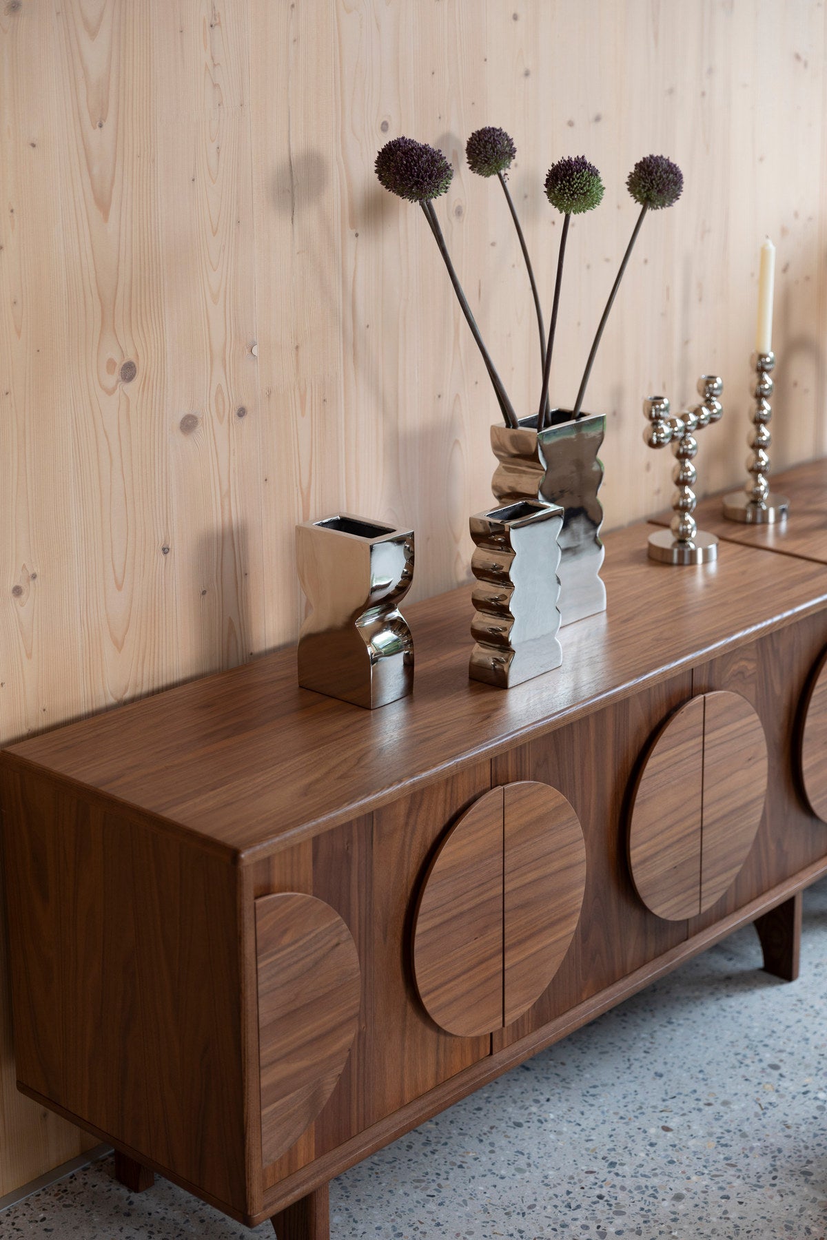 Sideboard Groove 3 Doors in Walnut präsentiert im Onlineshop von KAQTU Design AG. Sideboard ist von Zuiver