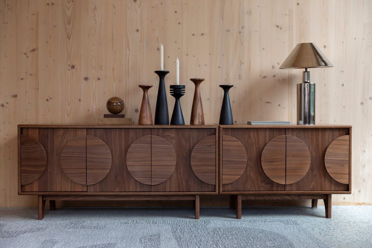 Sideboard Groove 3 Doors in Walnut präsentiert im Onlineshop von KAQTU Design AG. Sideboard ist von Zuiver