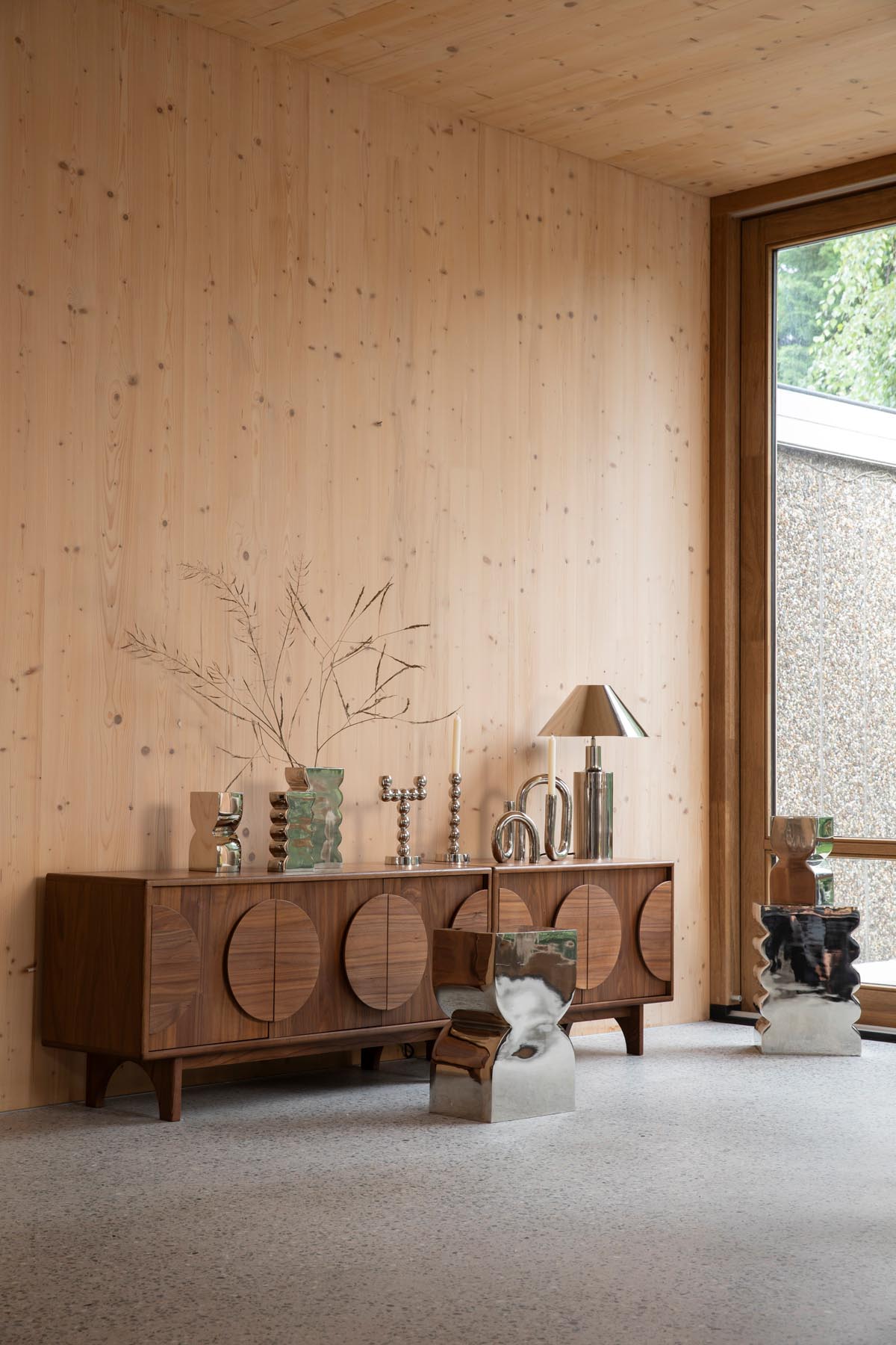 Sideboard Groove 3 Doors in Walnut präsentiert im Onlineshop von KAQTU Design AG. Sideboard ist von Zuiver