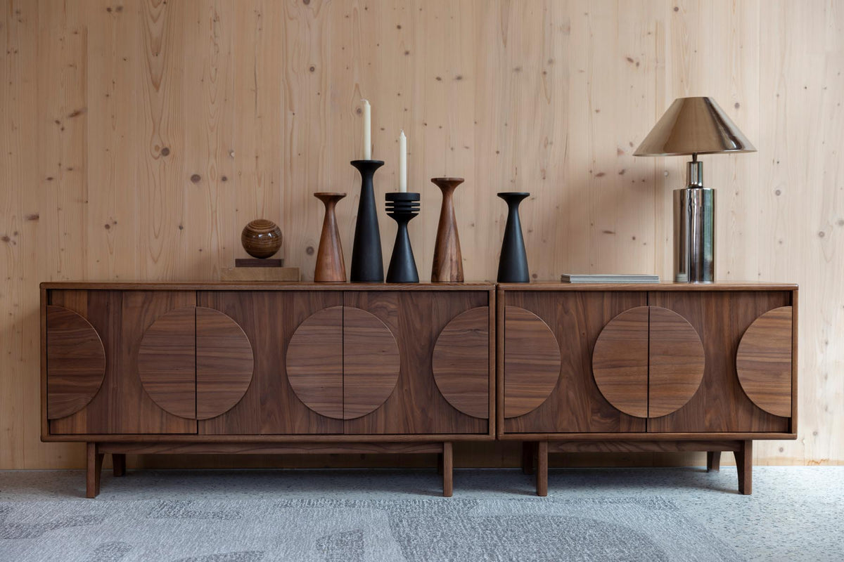 Sideboard Groove 3 Doors in Walnut präsentiert im Onlineshop von KAQTU Design AG. Sideboard ist von Zuiver