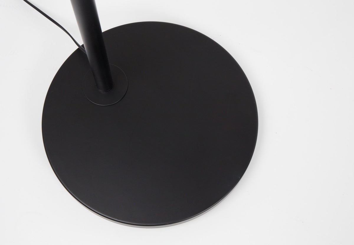 Stehleuchte ARC in Schwarz präsentiert im Onlineshop von KAQTU Design AG. Stehleuchte ist von Zuiver