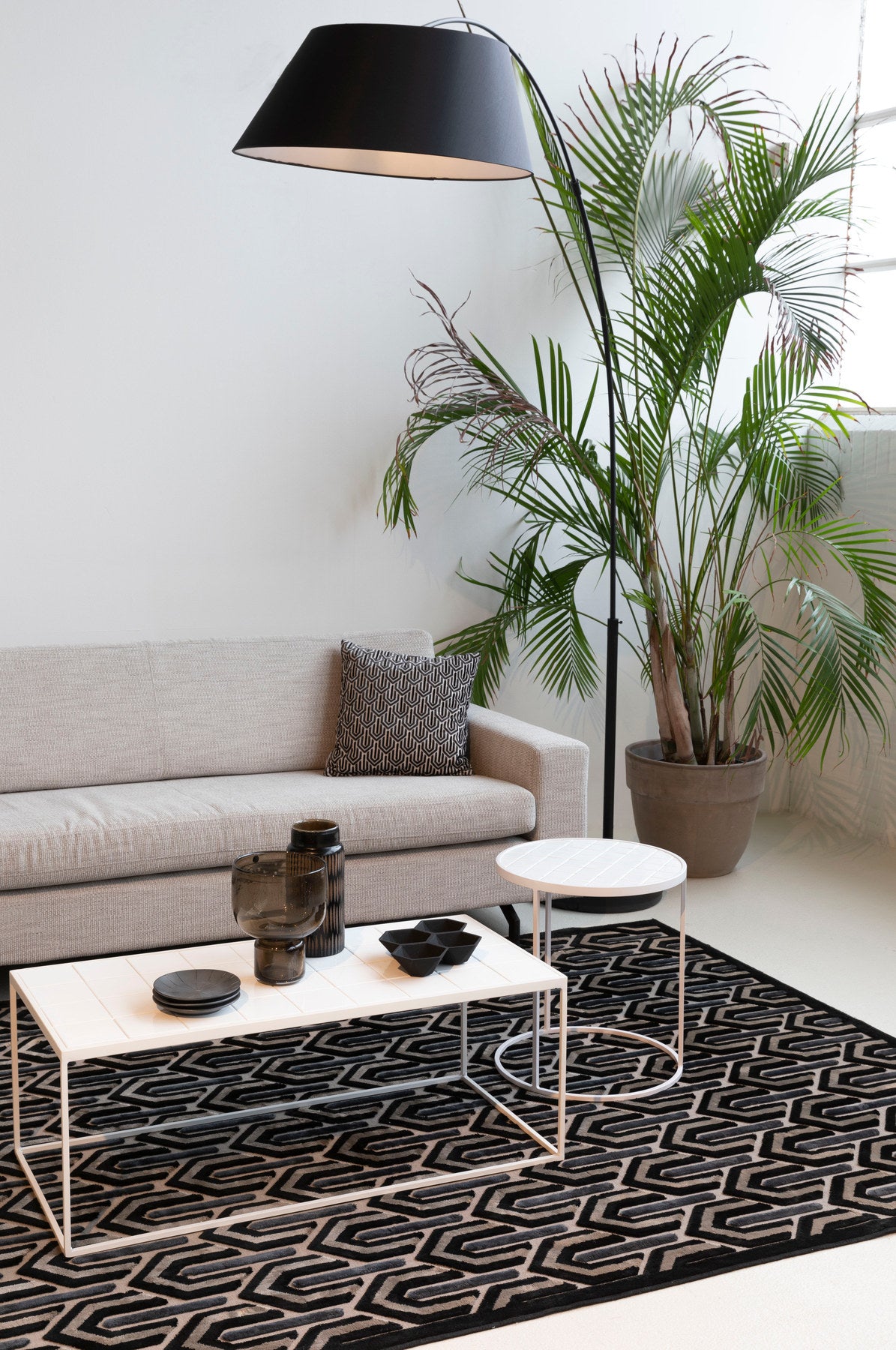 Stehleuchte ARC in Schwarz präsentiert im Onlineshop von KAQTU Design AG. Stehleuchte ist von Zuiver