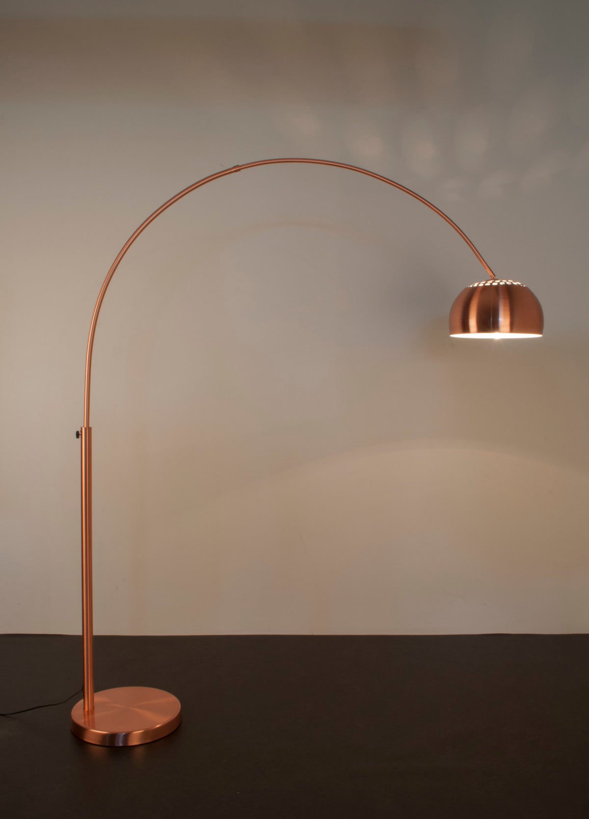 Stehleuchte Metal Bow in Kupfer präsentiert im Onlineshop von KAQTU Design AG. Stehleuchte ist von Zuiver