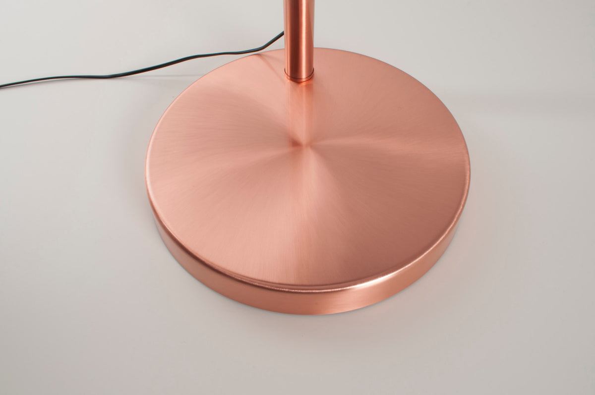 Stehleuchte Metal Bow in Kupfer präsentiert im Onlineshop von KAQTU Design AG. Stehleuchte ist von Zuiver