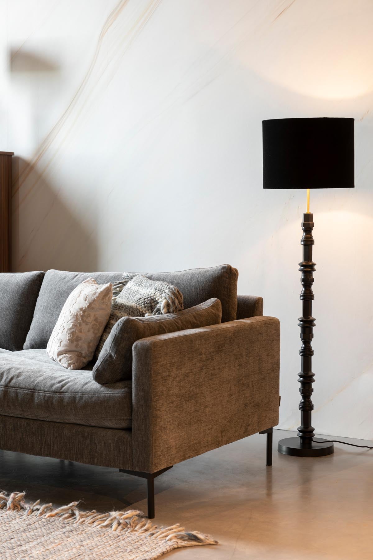 Stehleuchte Totem in Schwarz präsentiert im Onlineshop von KAQTU Design AG. Stehleuchte ist von Zuiver