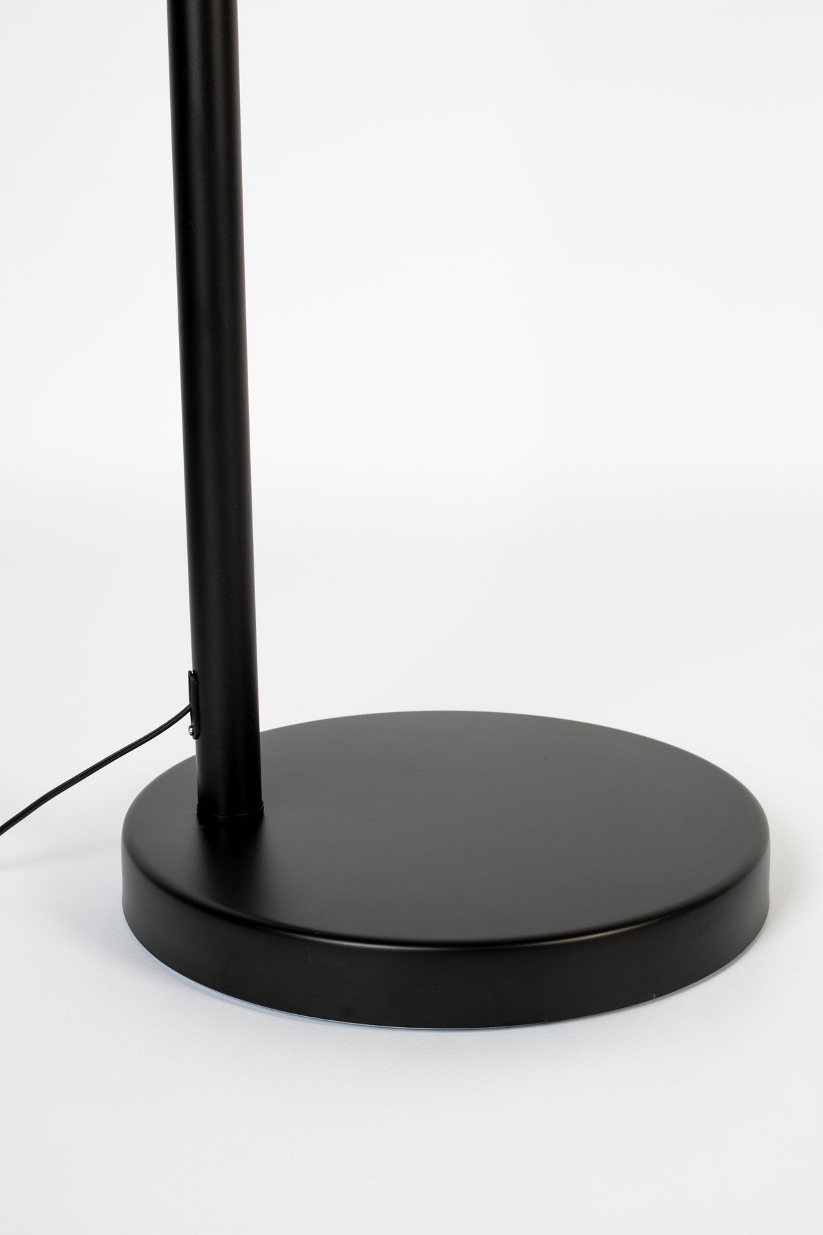 Stehleuchte Metal Bow in Schwarz präsentiert im Onlineshop von KAQTU Design AG. Stehleuchte ist von Zuiver