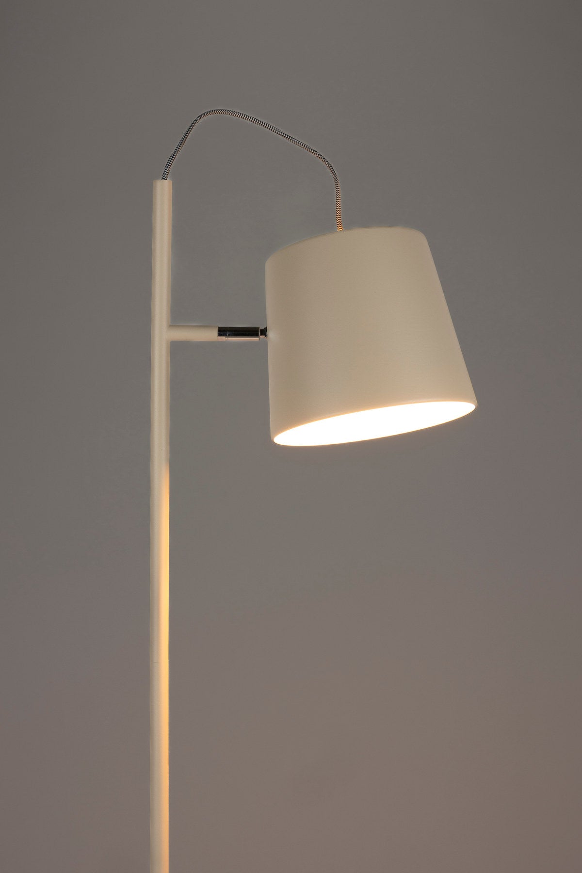 Buckle Head Stehlampe in beige präsentiert im Onlineshop von KAQTU Design AG. Stehleuchte ist von Zuiver