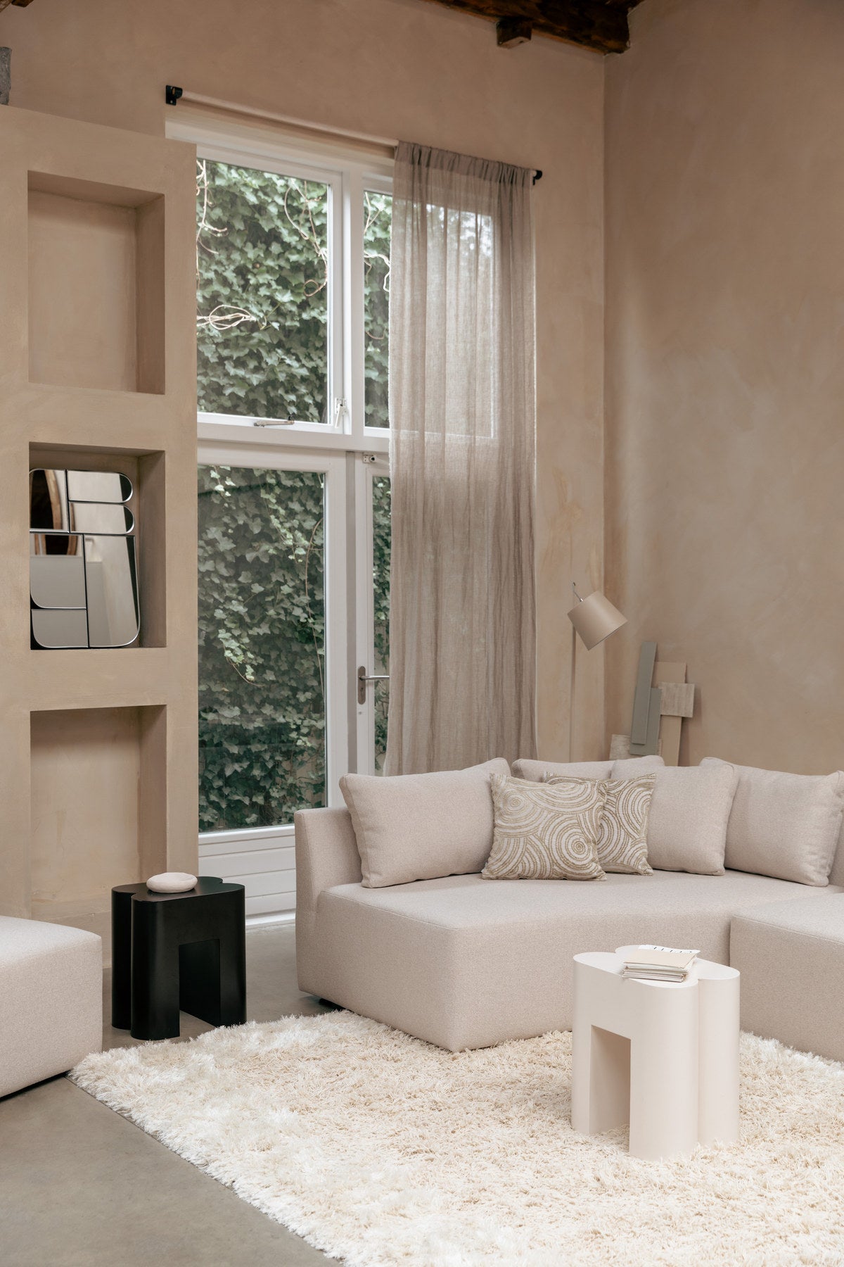 Buckle Head Stehlampe in beige präsentiert im Onlineshop von KAQTU Design AG. Stehleuchte ist von Zuiver