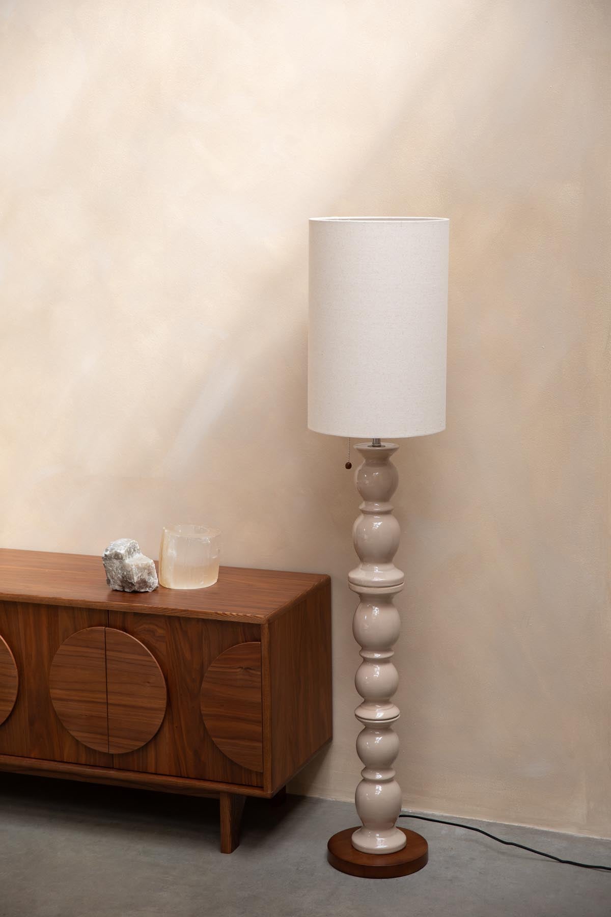 Brew Stehleuchte in beige präsentiert im Onlineshop von KAQTU Design AG. Stehleuchte ist von Zuiver