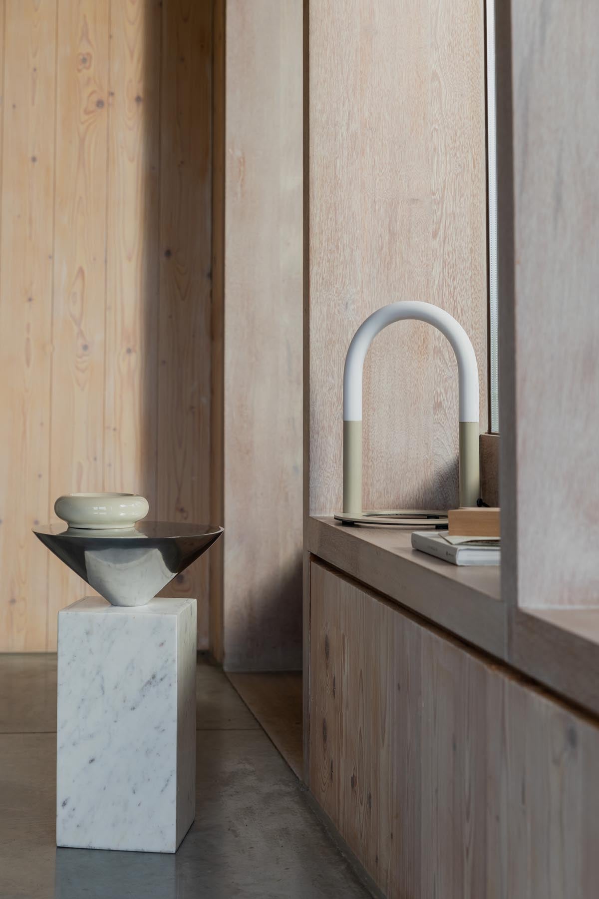 Arch Tischlampe in beige präsentiert im Onlineshop von KAQTU Design AG. Tischleuchte ist von Zuiver