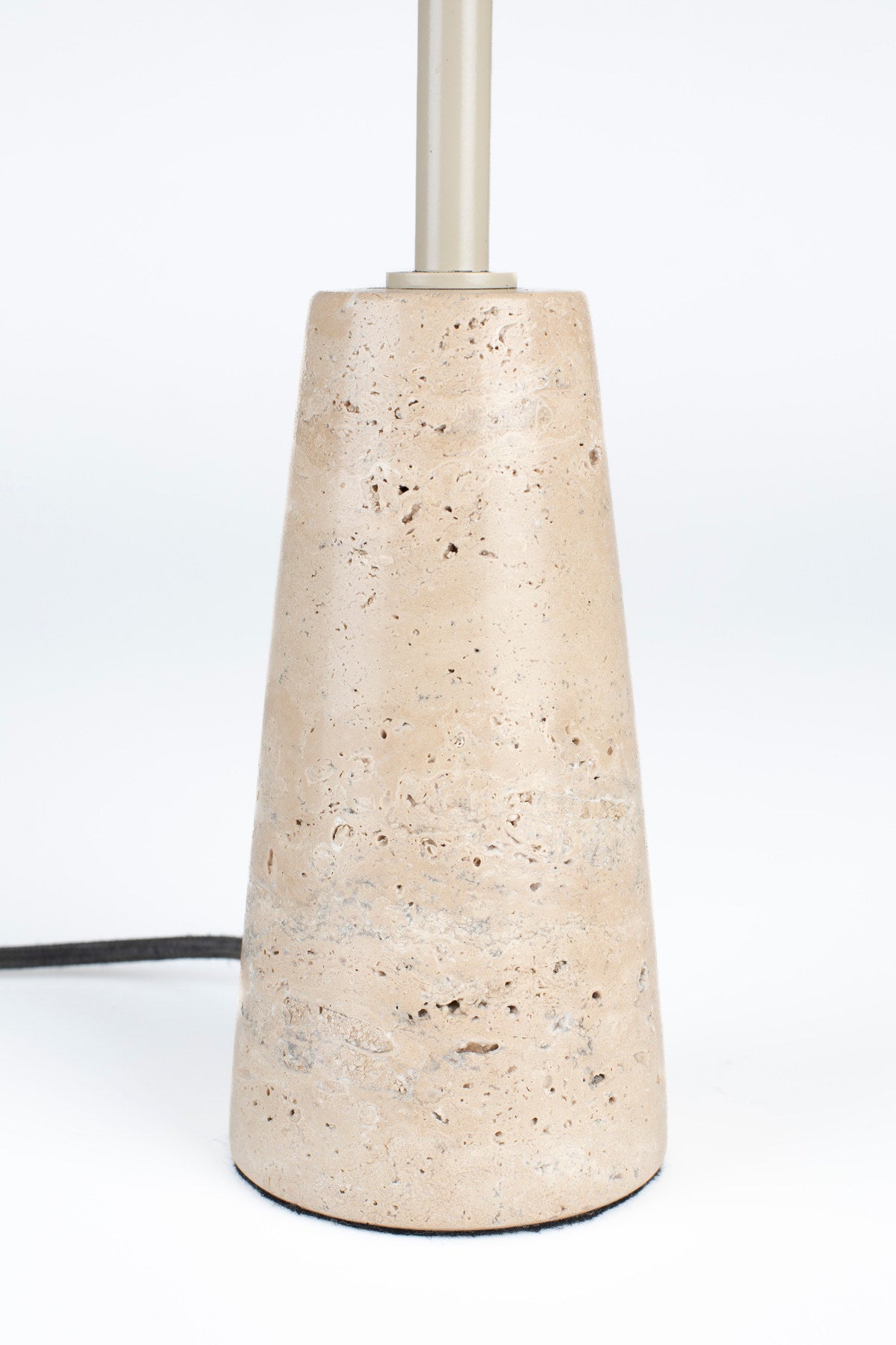 Cole Tischlampe in beige präsentiert im Onlineshop von KAQTU Design AG. Tischleuchte ist von Zuiver