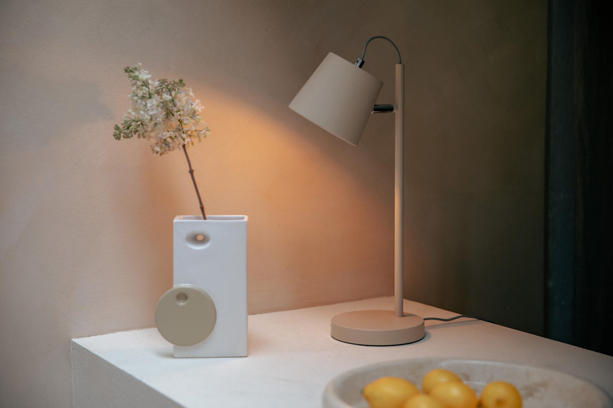 Tischlampe mit Schnallenkopf in beige präsentiert im Onlineshop von KAQTU Design AG. Tischleuchte ist von Zuiver