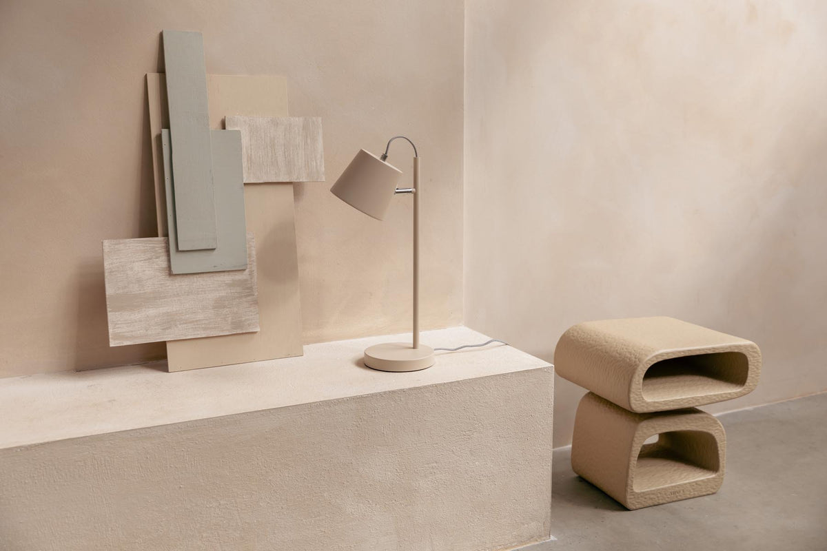 Tischlampe mit Schnallenkopf in beige präsentiert im Onlineshop von KAQTU Design AG. Tischleuchte ist von Zuiver
