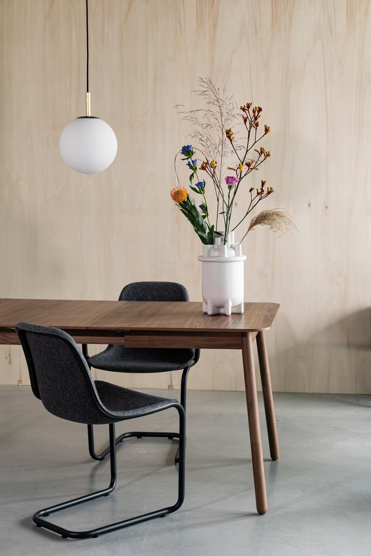 Pendellampe Orion in Weiss präsentiert im Onlineshop von KAQTU Design AG. Pendelleuchte ist von Zuiver