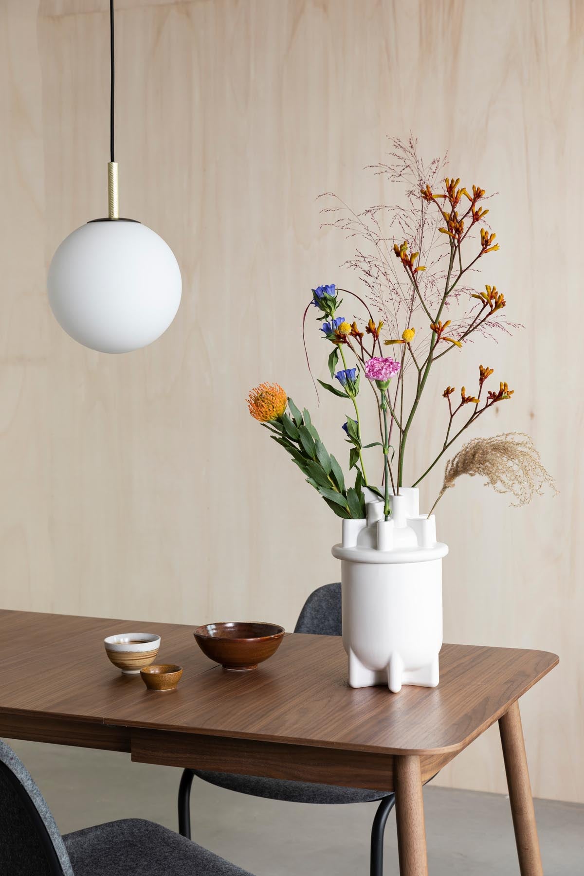 Pendellampe Orion in Weiss präsentiert im Onlineshop von KAQTU Design AG. Pendelleuchte ist von Zuiver