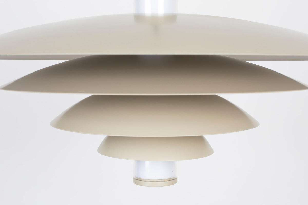 Cole Pendellampe in beige präsentiert im Onlineshop von KAQTU Design AG. Pendelleuchte ist von Zuiver