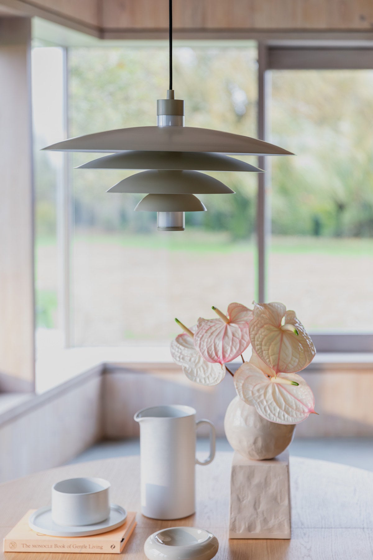 Cole Pendellampe in beige präsentiert im Onlineshop von KAQTU Design AG. Pendelleuchte ist von Zuiver