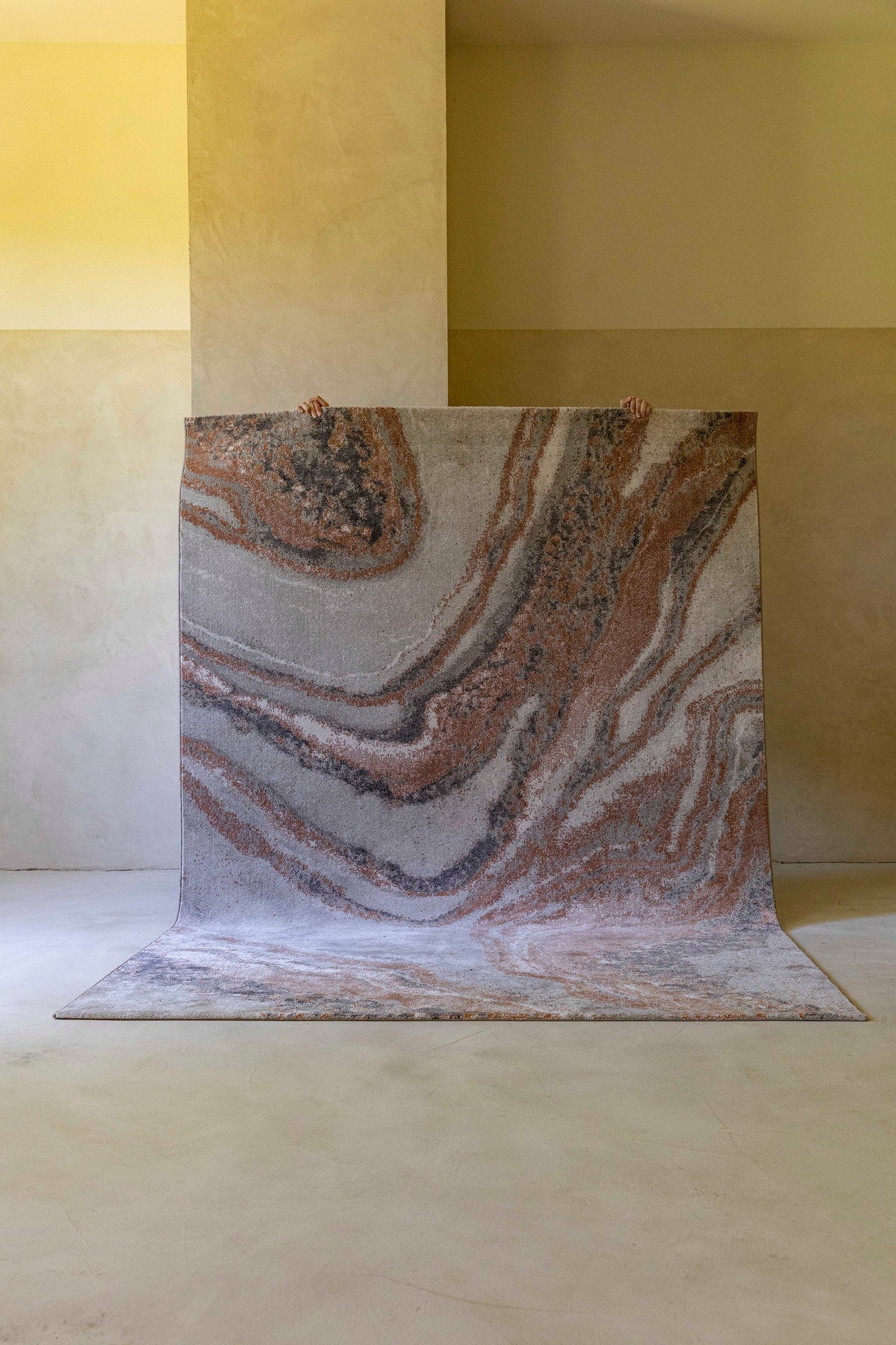 Teppich Solar in Grau/Terra präsentiert im Onlineshop von KAQTU Design AG. Teppich ist von Zuiver