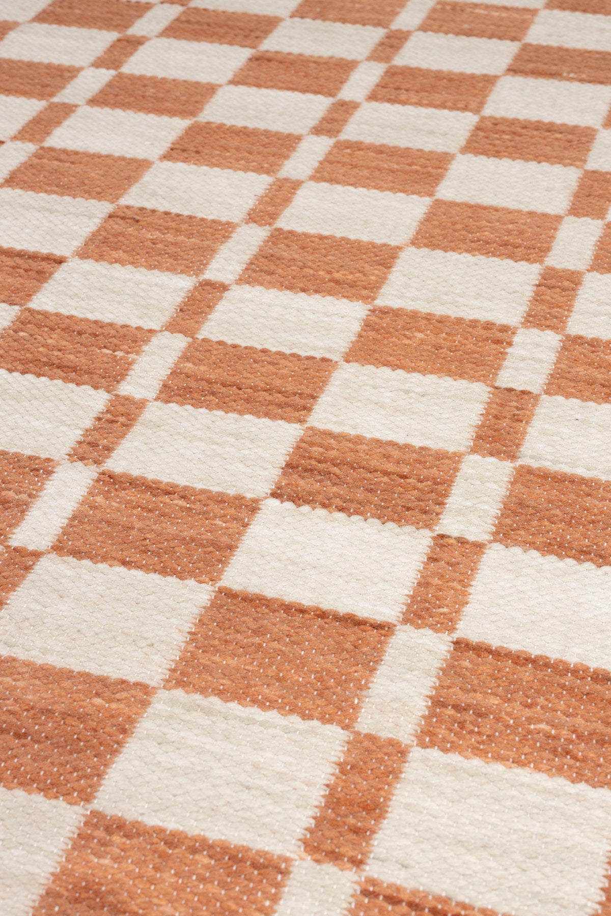 Teppich Checker in beige präsentiert im Onlineshop von KAQTU Design AG. Teppich ist von Zuiver