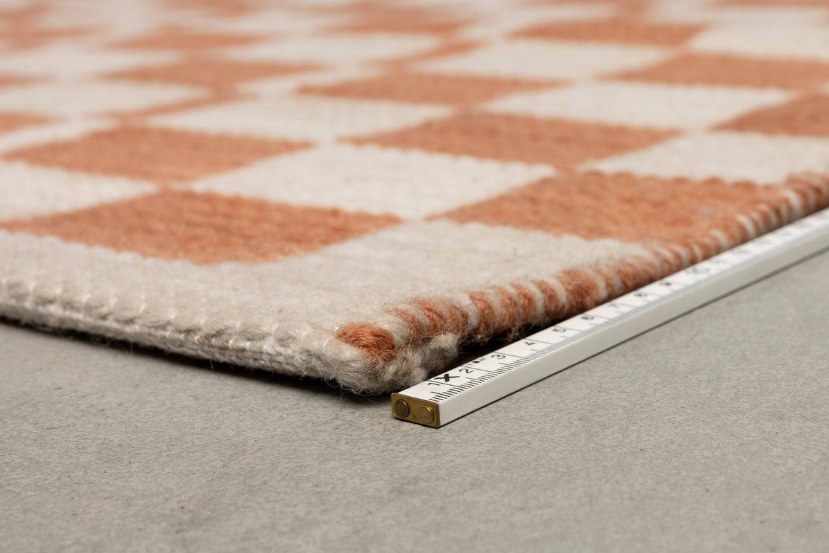 Teppich Checker in beige präsentiert im Onlineshop von KAQTU Design AG. Teppich ist von Zuiver